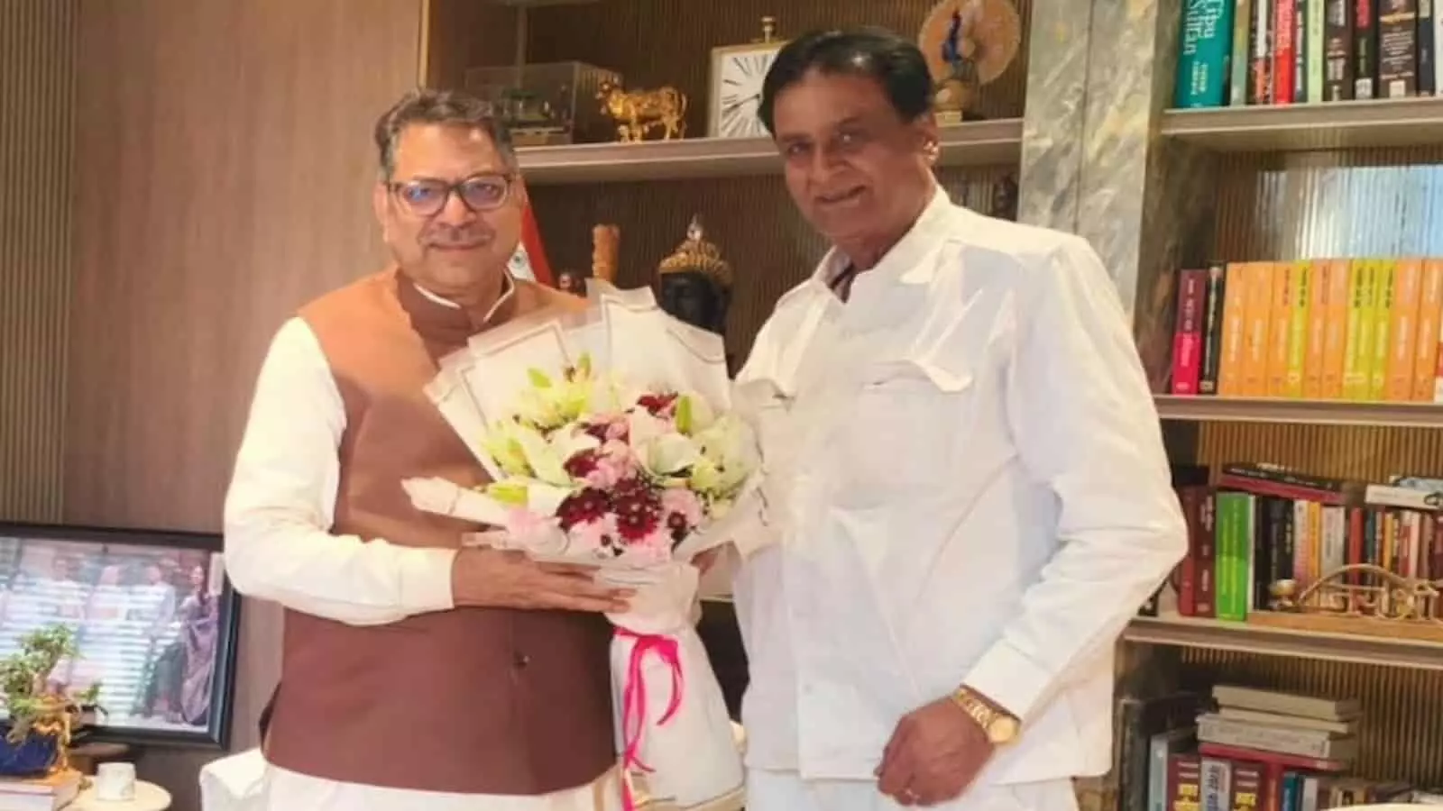 तस्वीर में सतीश पूनिया और श्रीचंद कृपलानी एक-दूसरे के साथ खड़े होकर मुलाकात करते दिख रहे हैं। तस्वीर में सतीश पूनिया और श्रीचंद कृपलानी एक-दूसरे के साथ खड़े होकर मुलाकात करते दिख रहे हैं।