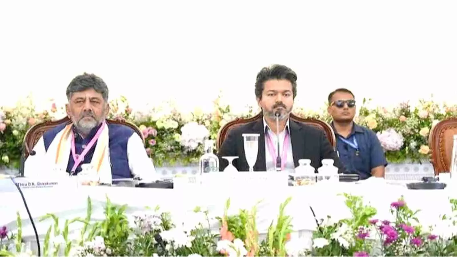 कर्नाटक के उपमुख्यमंत्री डीके शिवकुमार और तमिलनाडु के मुख्यमंत्री थलपति विजय बैठक के दौरान नजर आ रहे हैं। कर्नाटक के उपमुख्यमंत्री डीके शिवकुमार और तमिलनाडु के मुख्यमंत्री थलपति विजय बैठक के दौरान नजर आ रहे हैं।