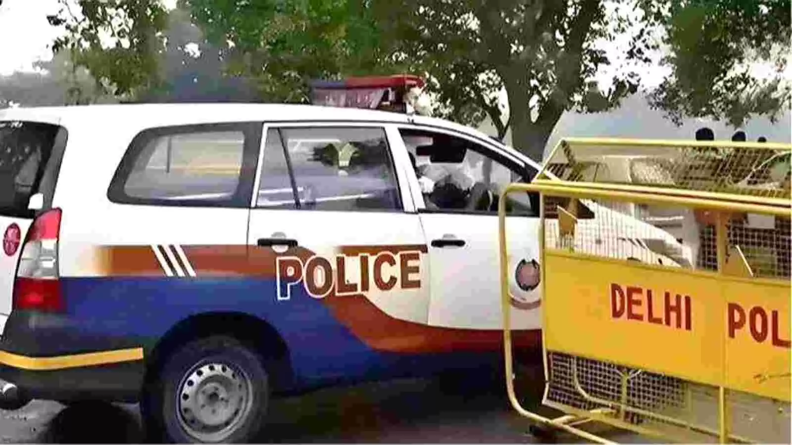 कल्याणपुरी में बेटे के जन्म की पार्टी के दौरान पुलिस जांच का दृश्य| कल्याणपुरी में बेटे के जन्म की पार्टी के दौरान पुलिस जांच का दृश्य|