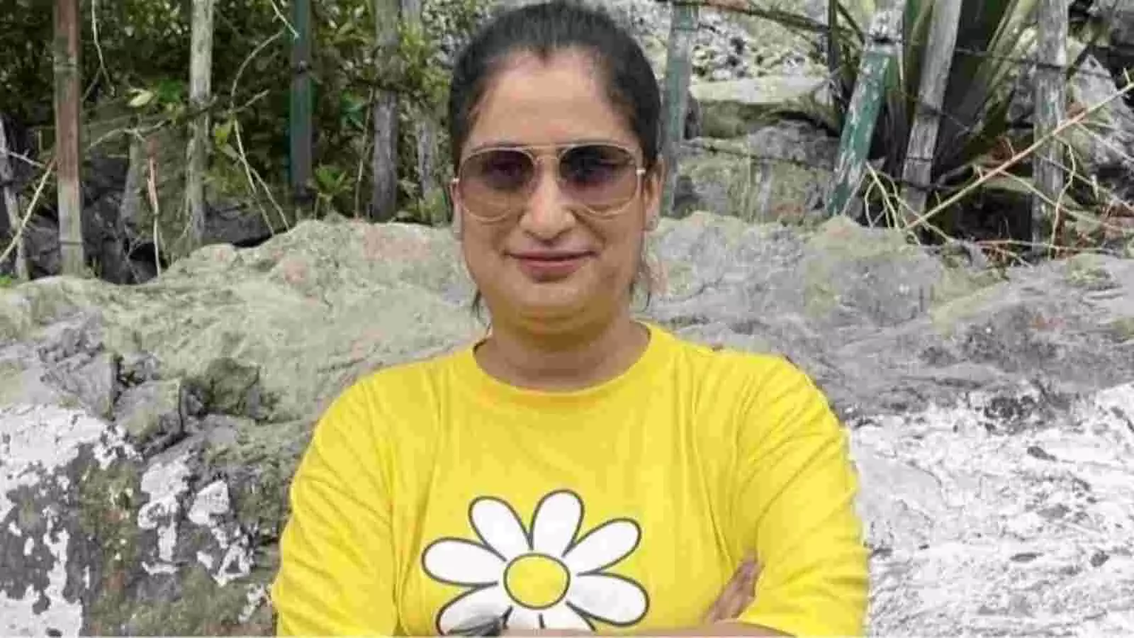सीसीटीवी फुटेज में दिव्या मिश्रा बैंक के बाहर गोमतीनगर में घटना के संदर्भ में दिखाई देती हैं| सीसीटीवी फुटेज में दिव्या मिश्रा बैंक के बाहर गोमतीनगर में घटना के संदर्भ में दिखाई देती हैं|