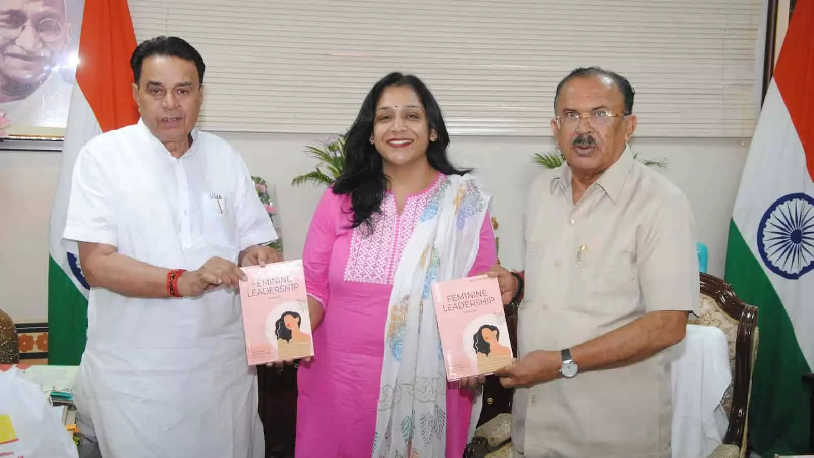 तस्वीर में राजनेता और लेखिका जयपुर विधानसभा में पुस्तक थामे खड़े हैं। तस्वीर में राजनेता और लेखिका जयपुर विधानसभा में पुस्तक थामे खड़े हैं।