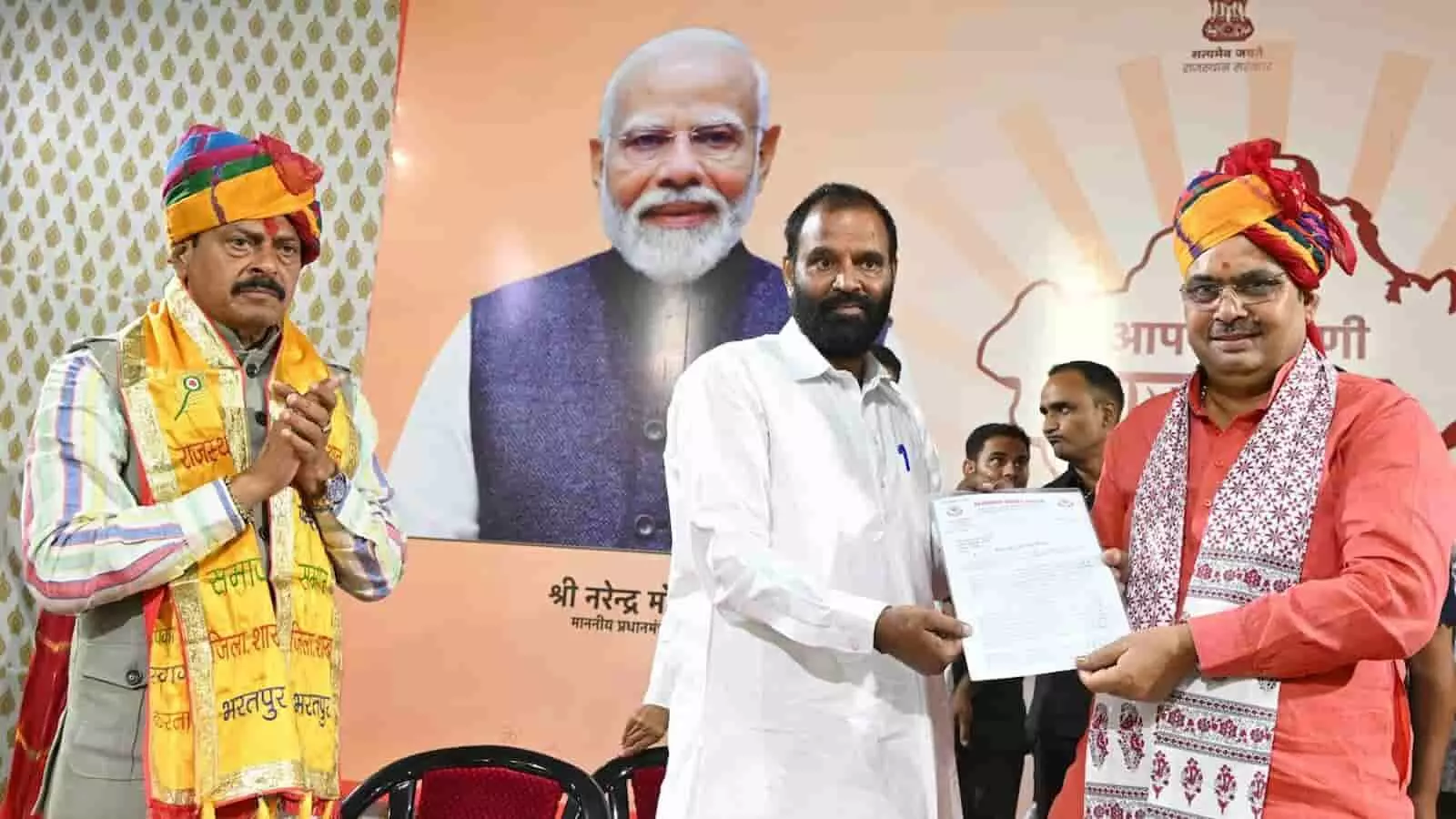 तस्वीर में राजस्थान पेंशनर समाज के प्रतिनिधि मुख्यमंत्री निवास पर मुख्यमंत्री को ज्ञापन सौंपते दिख रहे हैं। तस्वीर में राजस्थान पेंशनर समाज के प्रतिनिधि मुख्यमंत्री निवास पर मुख्यमंत्री को ज्ञापन सौंपते दिख रहे हैं।
