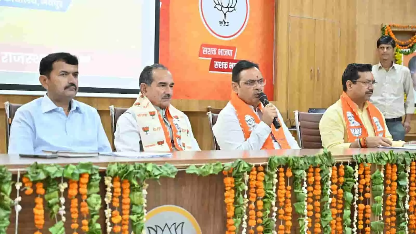 तस्वीर में जयपुर में बैठक के दौरान माइक से बोलते हुए भाजपा नेता अजेय कुमार और मंच पर बैठे अन्य नेता दिख रहे हैं। तस्वीर में जयपुर में बैठक के दौरान माइक से बोलते हुए भाजपा नेता अजेय कुमार और मंच पर बैठे अन्य नेता दिख रहे हैं।
