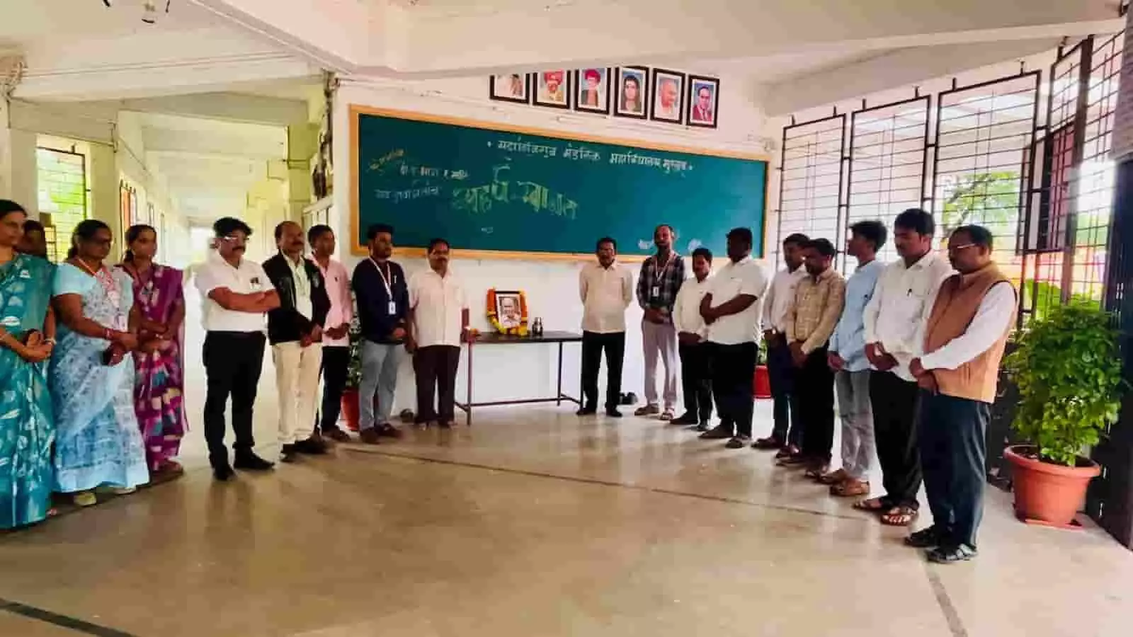 सदाशिवराव मंडलिक महाविद्यालय में डॉ. नरेंद्र दाभोळकर के स्मृति दिवस कार्यक्रम में उपस्थित प्राचार्य और प्राध्यापक। सदाशिवराव मंडलिक महाविद्यालय में डॉ. नरेंद्र दाभोळकर के स्मृति दिवस कार्यक्रम में उपस्थित प्राचार्य और प्राध्यापक।