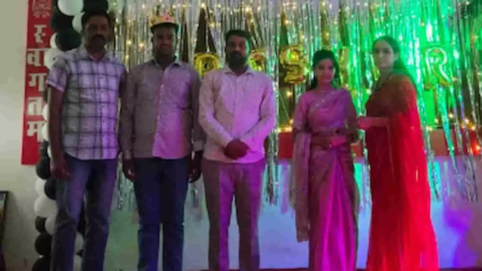 तस्वीर में आमेट महाविद्यालय की फ्रेशर पार्टी के दौरान मंच पर खड़े शिक्षक और विद्यार्थी दिखाई दे रहे हैं। तस्वीर में आमेट महाविद्यालय की फ्रेशर पार्टी के दौरान मंच पर खड़े शिक्षक और विद्यार्थी दिखाई दे रहे हैं।