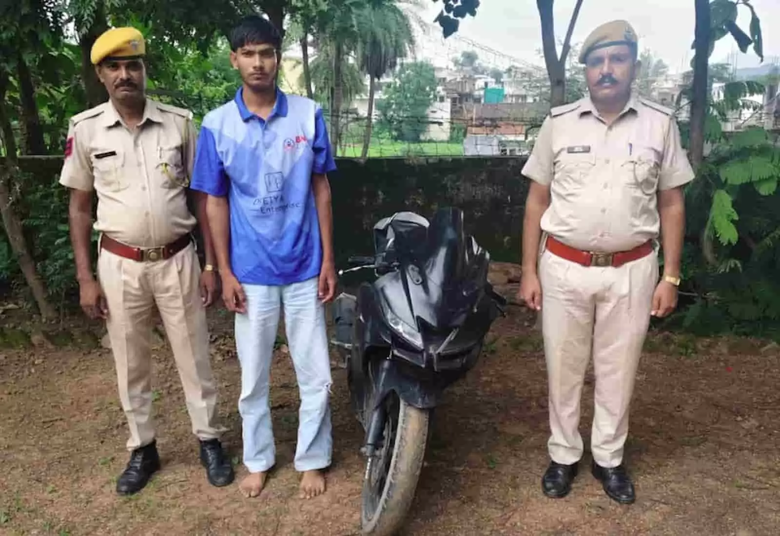 बिना नंबर की बाइक के साथ खड़े पुलिसकर्मी और युवक फलासिया में स्टंट मामले में। बिना नंबर की बाइक के साथ खड़े पुलिसकर्मी और युवक फलासिया में स्टंट मामले में।