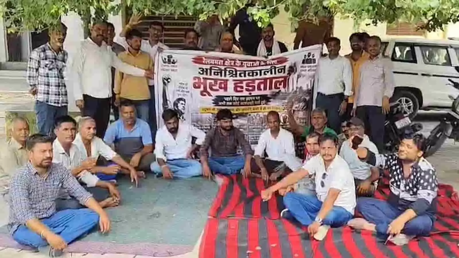 राजसमंद के रेलमगरा में रोजगार और प्रदूषण के विरोध में भूख हड़ताल पर बैठे युवा और ग्रामीण। राजसमंद के रेलमगरा में रोजगार और प्रदूषण के विरोध में भूख हड़ताल पर बैठे युवा और ग्रामीण।