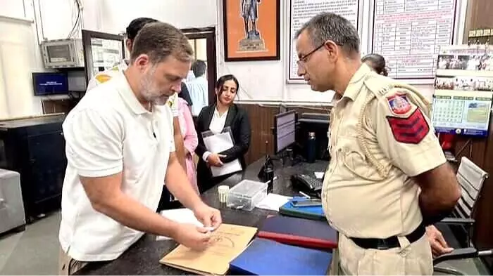 संसद मार्ग पुलिस थाने के काउंटर पर पीड़ित छात्र के साथ दस्तावेज देखते हुए राहुल गांधी। संसद मार्ग पुलिस थाने के काउंटर पर पीड़ित छात्र के साथ दस्तावेज देखते हुए राहुल गांधी।