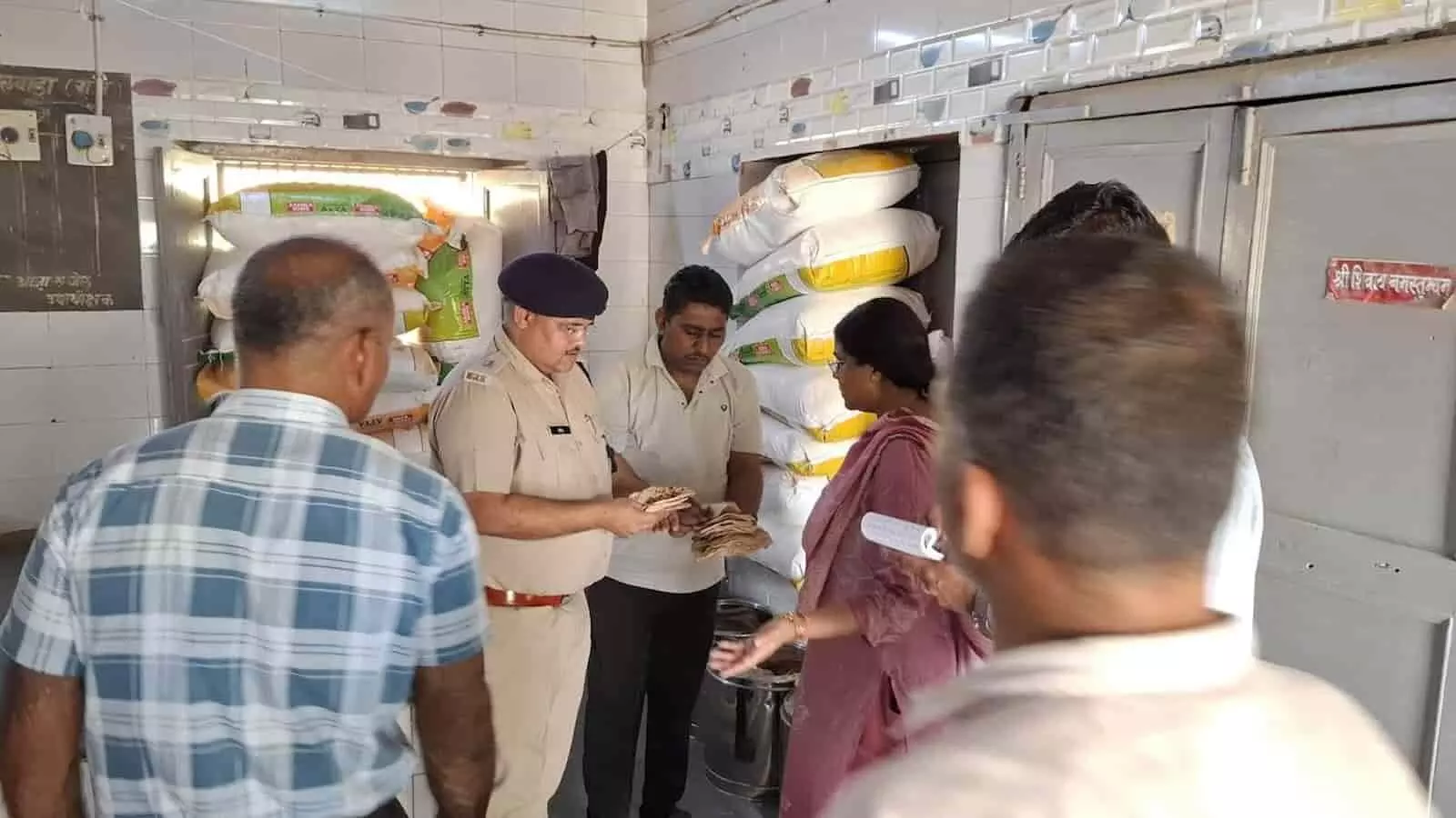 भीलवाड़ा जिला कारागृह के रसोईघर में अधिकारियों द्वारा भोजन और राशन सामग्री की जांच की जा रही है। भीलवाड़ा जिला कारागृह के रसोईघर में अधिकारियों द्वारा भोजन और राशन सामग्री की जांच की जा रही है।