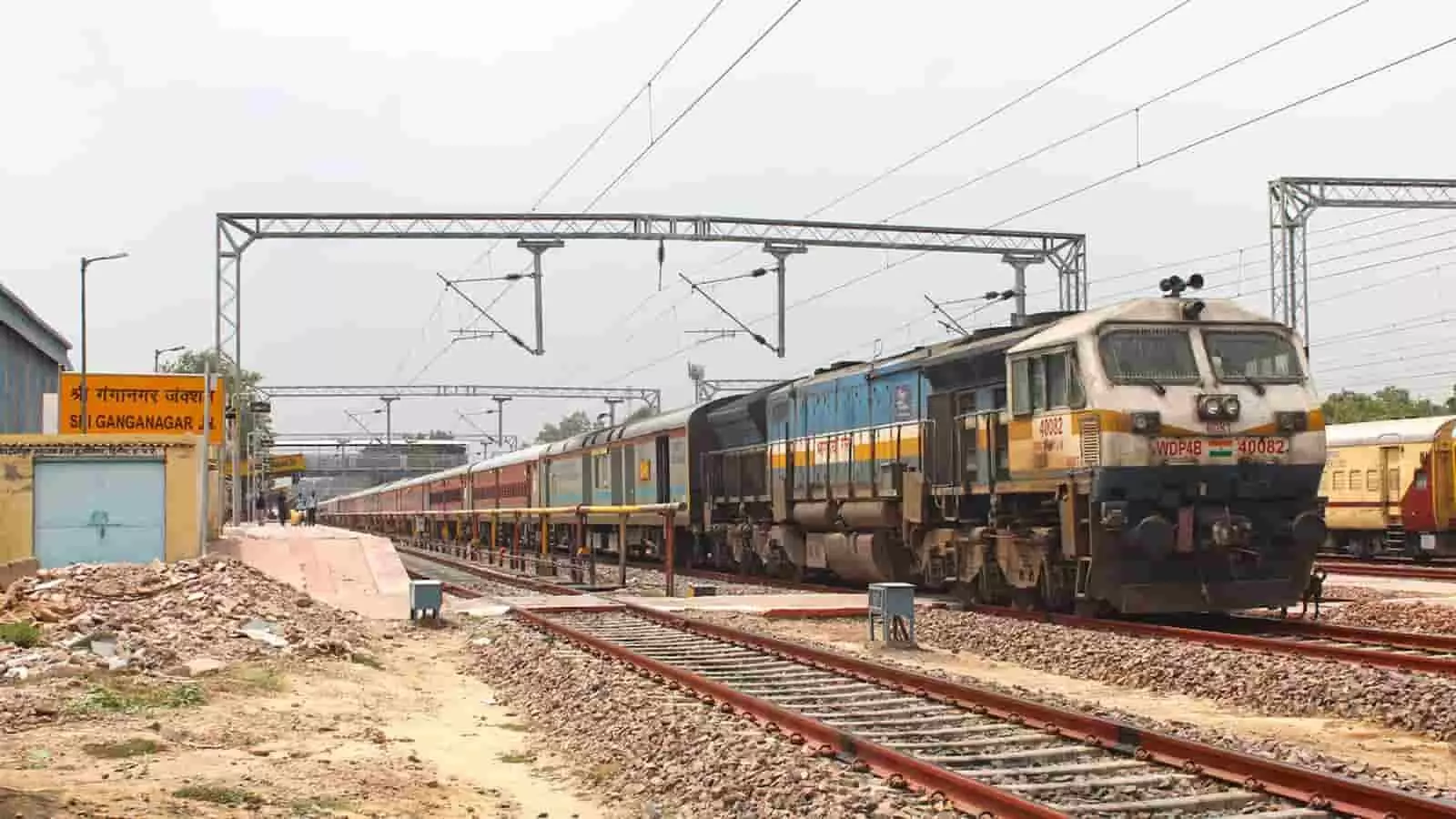 तस्वीर में श्री गंगानगर रेलवे स्टेशन के ट्रैक पर ट्रेन खड़ी दिखाई दे रही है। तस्वीर में श्री गंगानगर रेलवे स्टेशन के ट्रैक पर ट्रेन खड़ी दिखाई दे रही है।