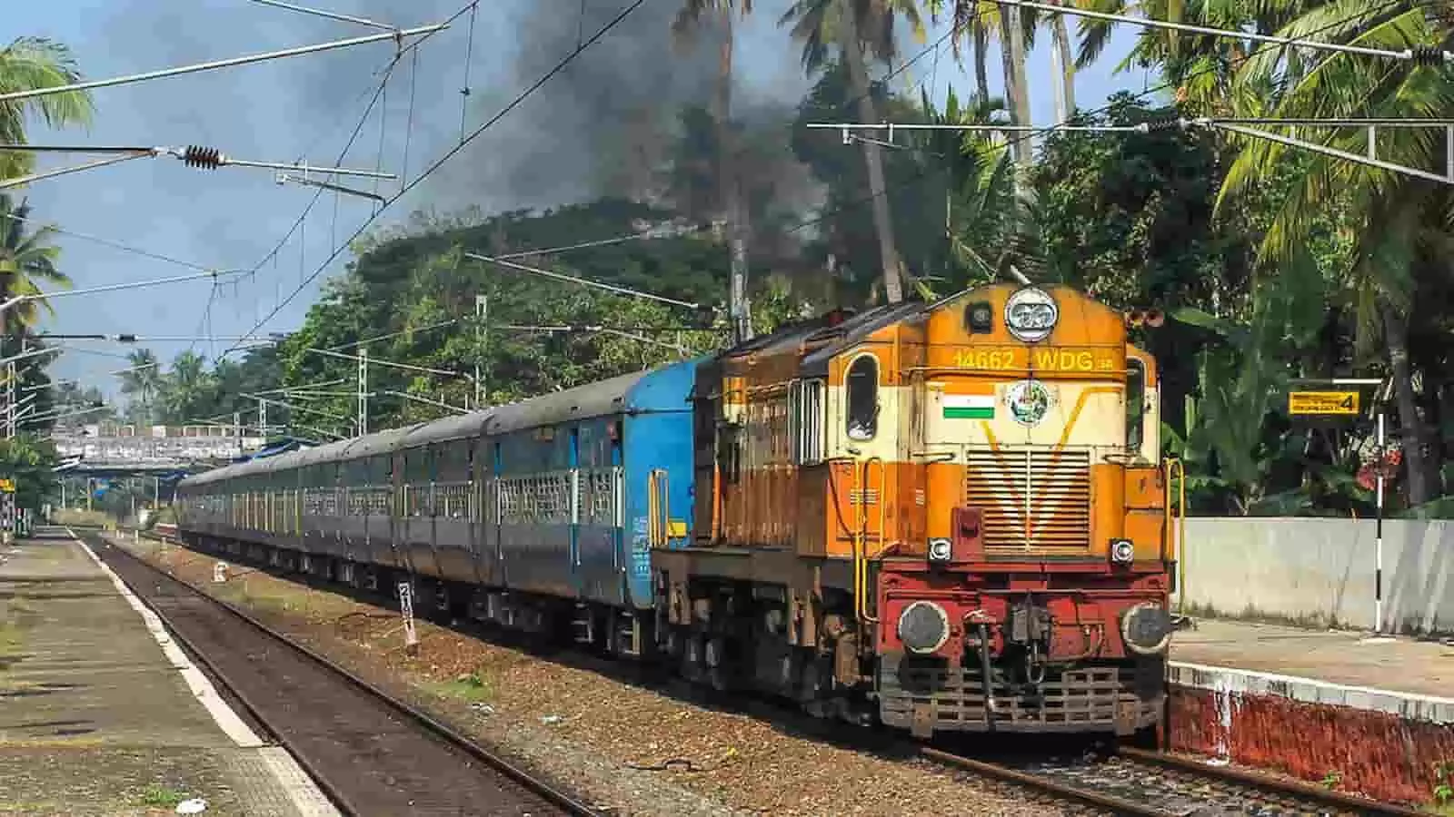 तस्वीर में रेलवे स्टेशन के ट्रैक पर जम्मूतवी-बाड़मेर शालीमार मालाणी एक्सप्रेस ट्रेन खड़ी दिखाई दे रही है। तस्वीर में रेलवे स्टेशन के ट्रैक पर जम्मूतवी-बाड़मेर शालीमार मालाणी एक्सप्रेस ट्रेन खड़ी दिखाई दे रही है।