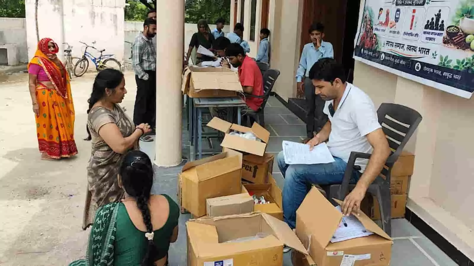 तस्वीर में आकोला के चिकित्सा शिविर में मरीजों की जांच और दवा वितरण करते स्वास्थ्यकर्मी दिख रहे हैं। तस्वीर में आकोला के चिकित्सा शिविर में मरीजों की जांच और दवा वितरण करते स्वास्थ्यकर्मी दिख रहे हैं।