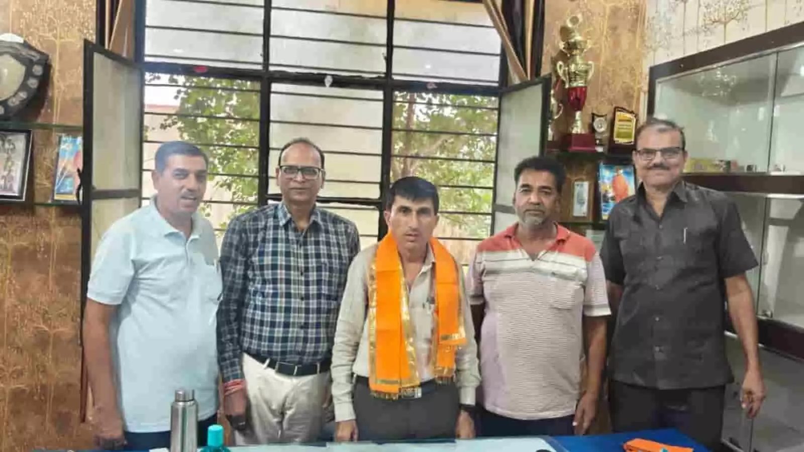 डूंगला में स्वागत कार्यक्रम के दौरान खड़े हुए नवनियुक्त प्रशासनिक अधिकारी। डूंगला में स्वागत कार्यक्रम के दौरान खड़े हुए नवनियुक्त प्रशासनिक अधिकारी।