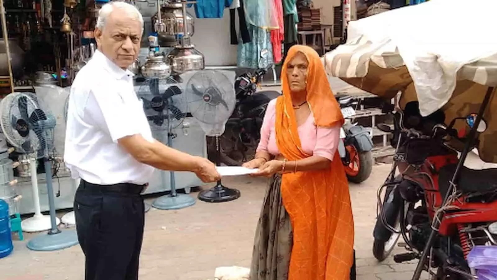 तस्वीर में पारस जैन खेरवाड़ा में वृद्ध विधवा सोहन बाई को आर्थिक मदद देते दिख रहे हैं। तस्वीर में पारस जैन खेरवाड़ा में वृद्ध विधवा सोहन बाई को आर्थिक मदद देते दिख रहे हैं।
