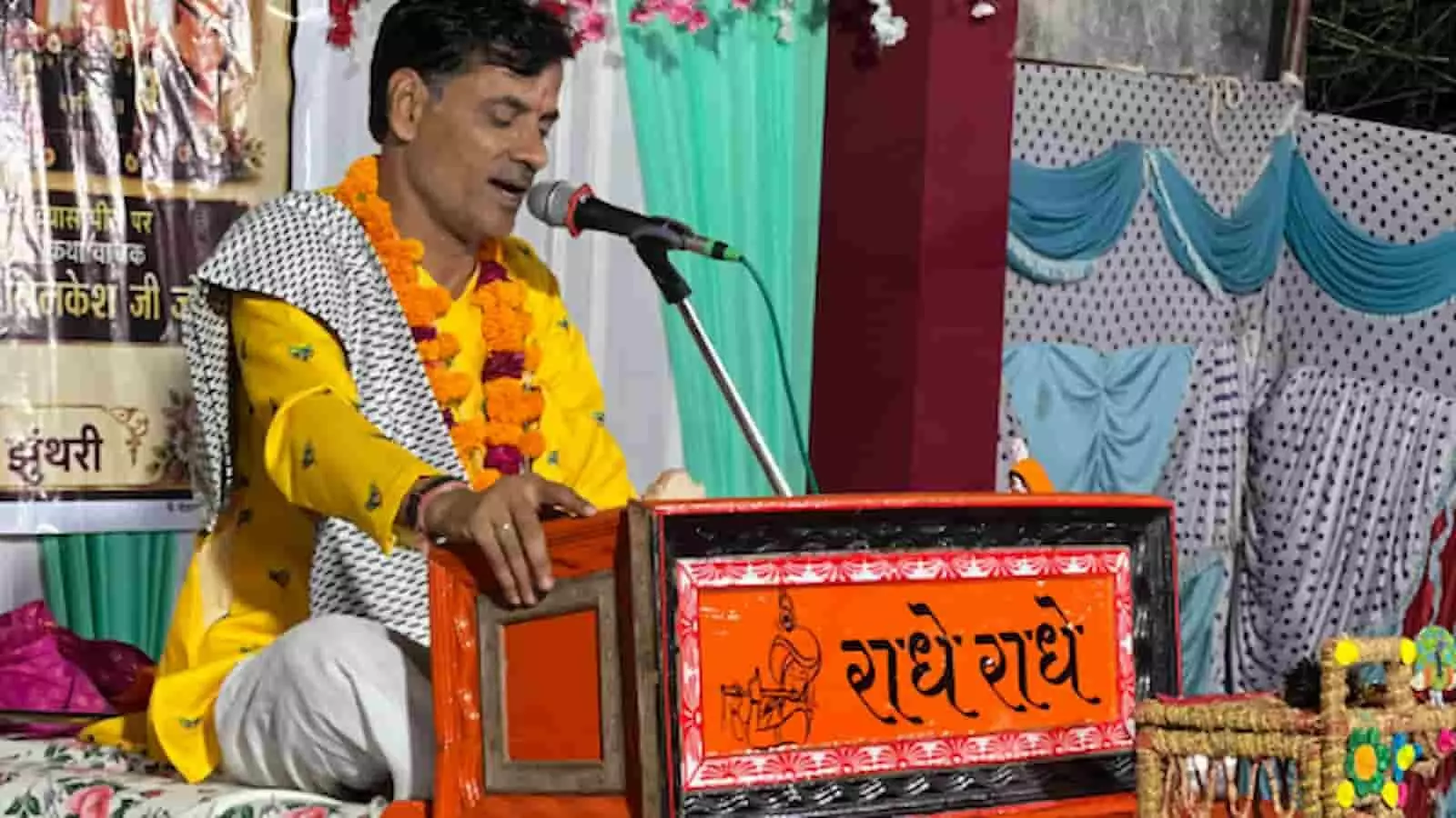 तस्वीर में कथा व्यास तिलकेश जोशी व्यास पीठ पर बैठकर कथा वाचन कर रहे हैं। तस्वीर में कथा व्यास तिलकेश जोशी व्यास पीठ पर बैठकर कथा वाचन कर रहे हैं।