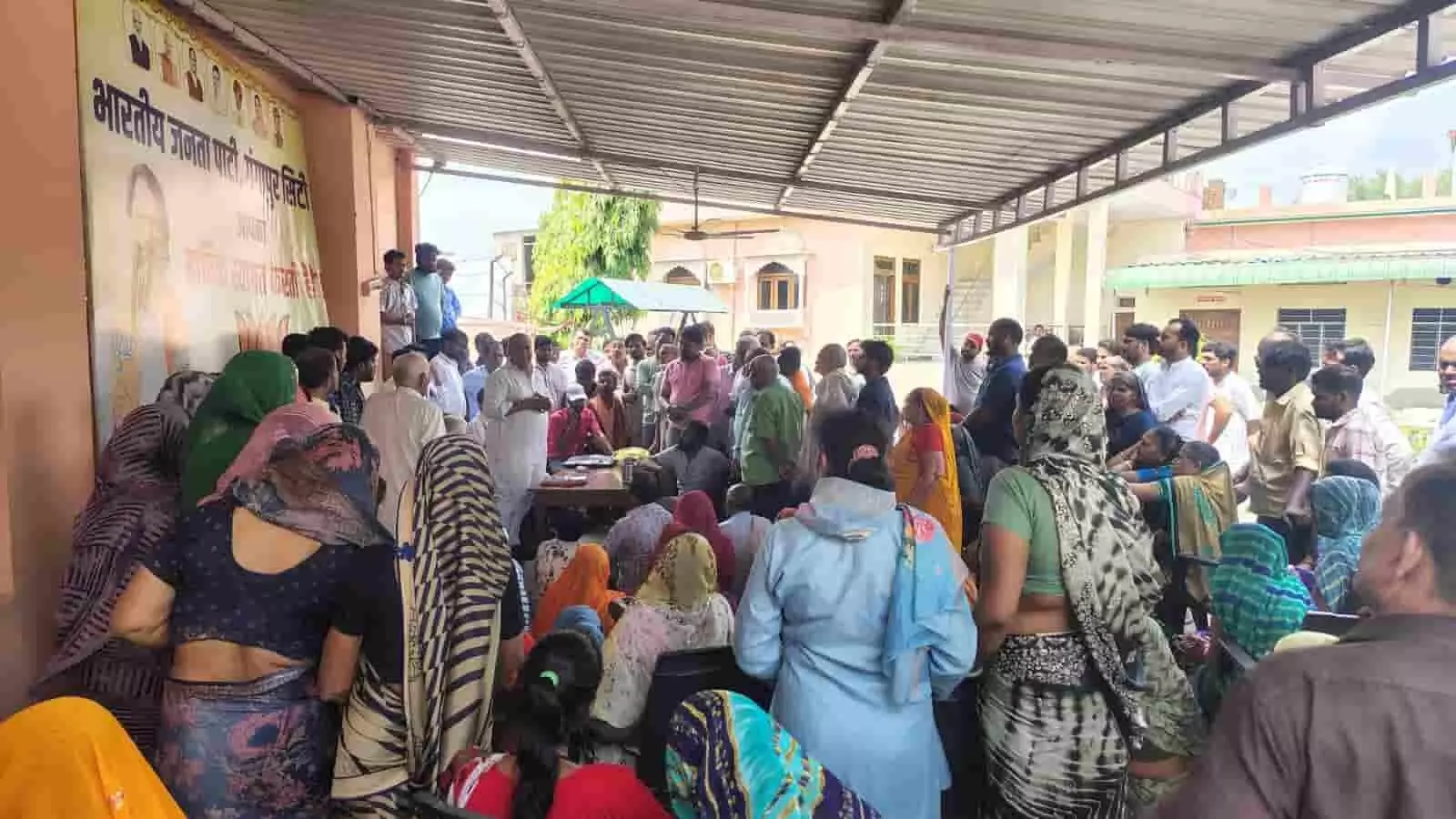 तस्वीर में गंगापुर सिटी में भाजपा नेता के निवास पर नगर परिषद चुनाव के दावेदार और कार्यकर्ता नजर आ रहे हैं। तस्वीर में गंगापुर सिटी में भाजपा नेता के निवास पर नगर परिषद चुनाव के दावेदार और कार्यकर्ता नजर आ रहे हैं।