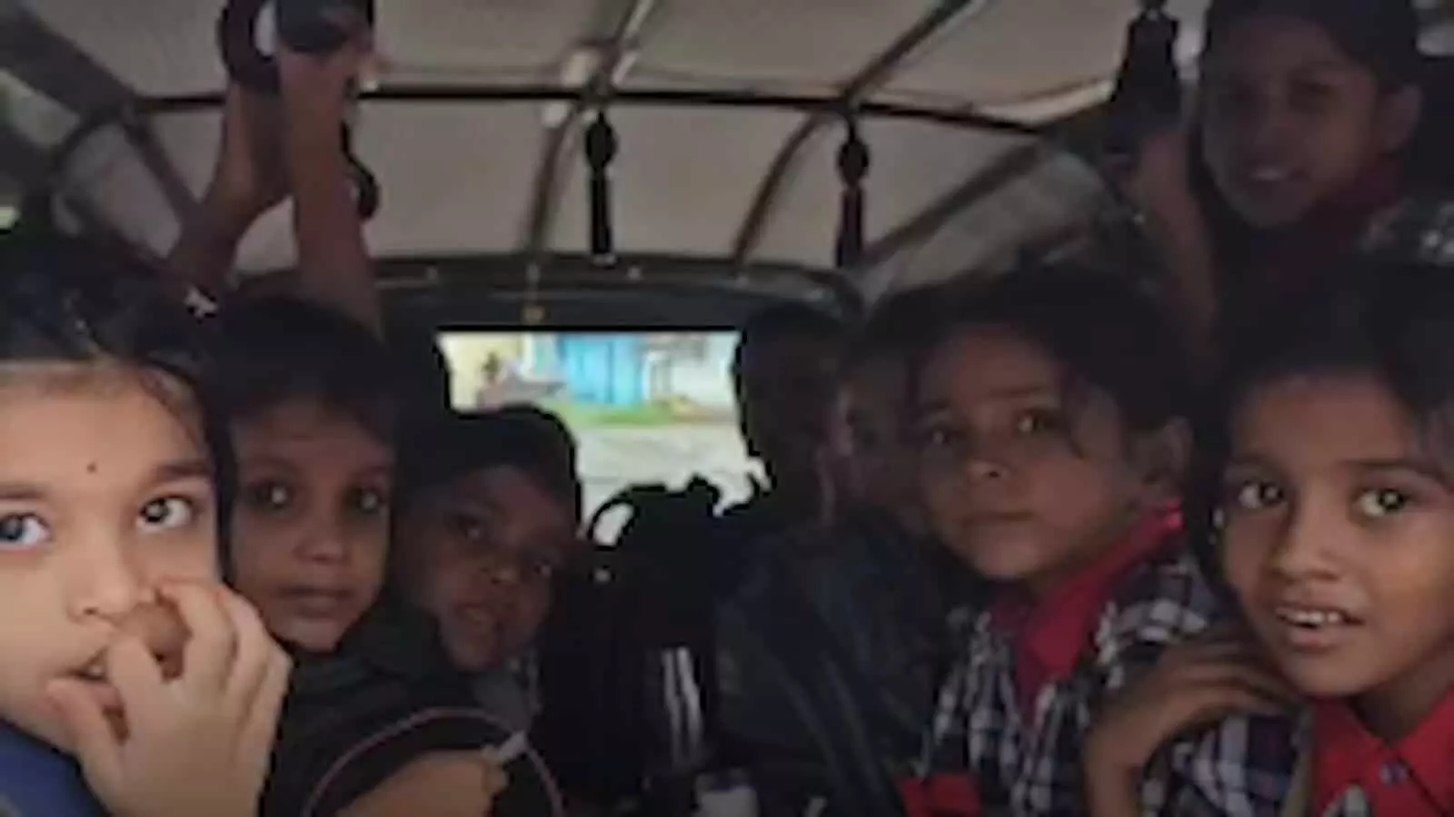 तस्वीर में वाहन के अंदर यात्रा करते हुए स्कूली छात्र नजर आ रहे हैं। तस्वीर में वाहन के अंदर यात्रा करते हुए स्कूली छात्र नजर आ रहे हैं।