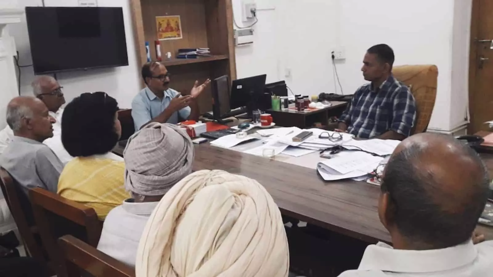 तस्वीर में समिति के सदस्य कोटा में न्याय भवन के लिए पेड़ों की कटाई पर चर्चा करते दिख रहे हैं। तस्वीर में समिति के सदस्य कोटा में न्याय भवन के लिए पेड़ों की कटाई पर चर्चा करते दिख रहे हैं।