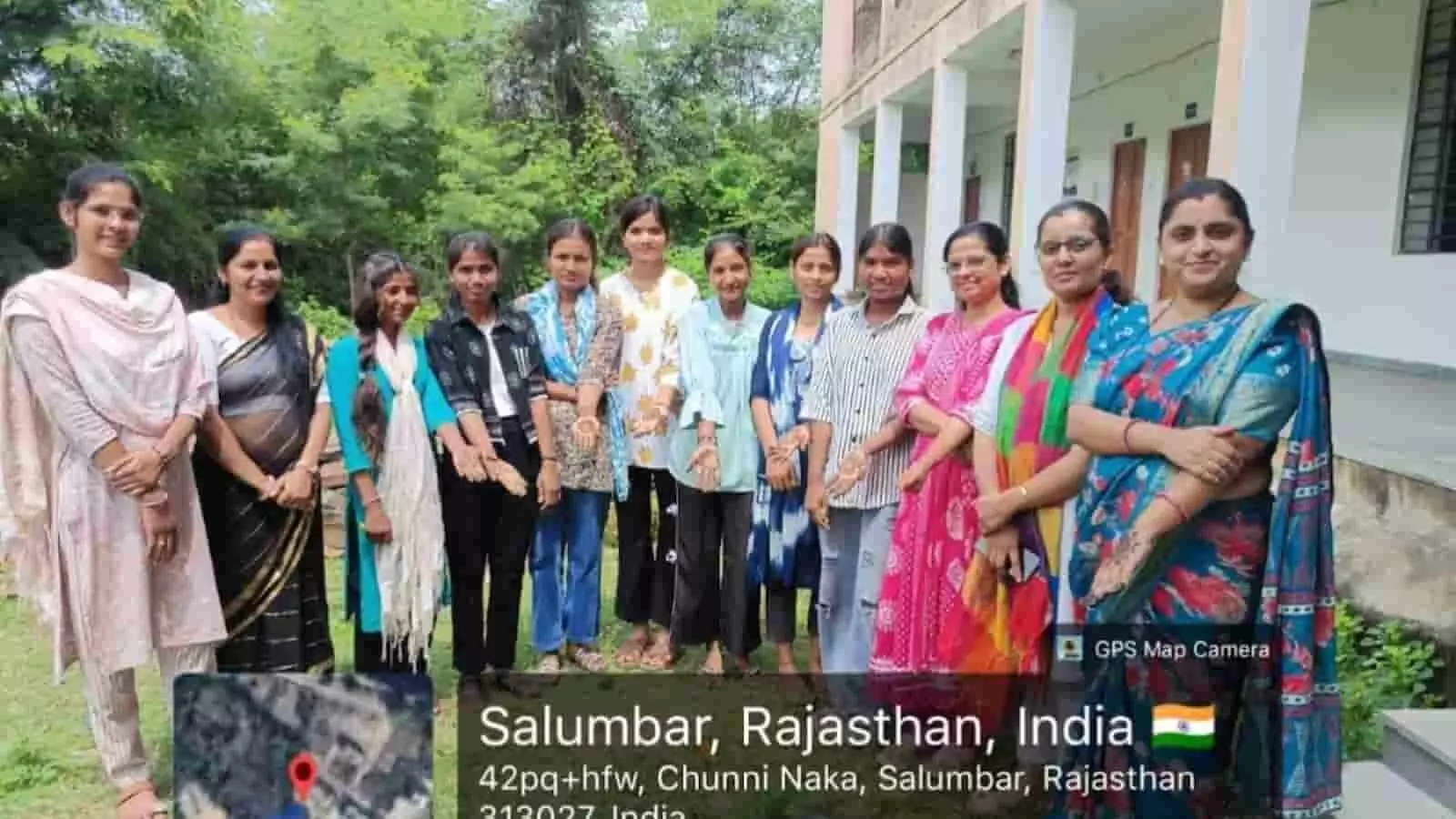 तस्वीर में महिलाएं एक इमारत के बाहर हाथों में लगी मेहंदी दिखा रही हैं। तस्वीर में महिलाएं एक इमारत के बाहर हाथों में लगी मेहंदी दिखा रही हैं।