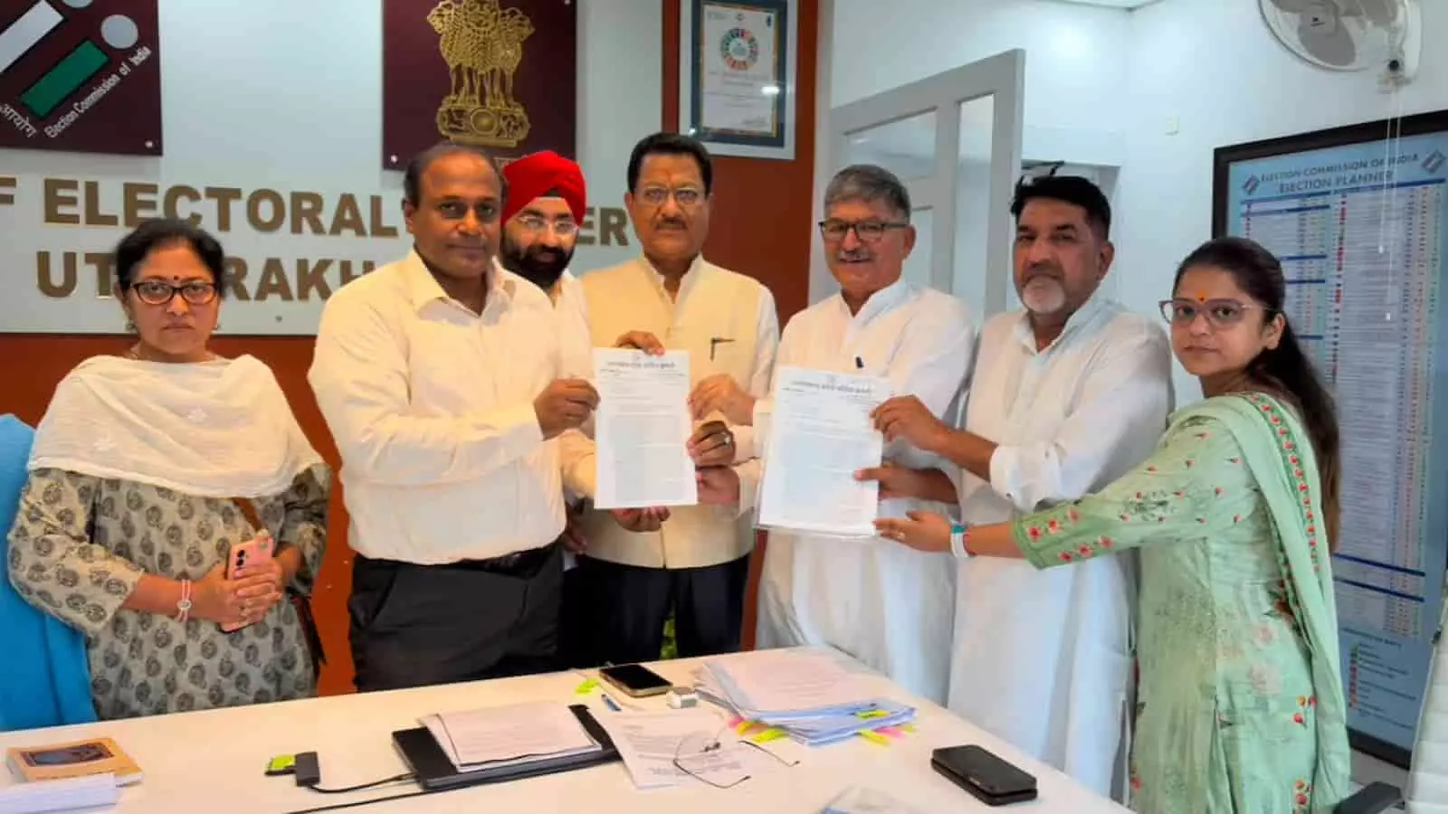 तस्वीर में देहरादून कार्यालय में मुख्य निर्वाचन अधिकारी को ज्ञापन सौंपता हुआ कांग्रेस प्रतिनिधिमंडल दिख रहा है। तस्वीर में देहरादून कार्यालय में मुख्य निर्वाचन अधिकारी को ज्ञापन सौंपता हुआ कांग्रेस प्रतिनिधिमंडल दिख रहा है।