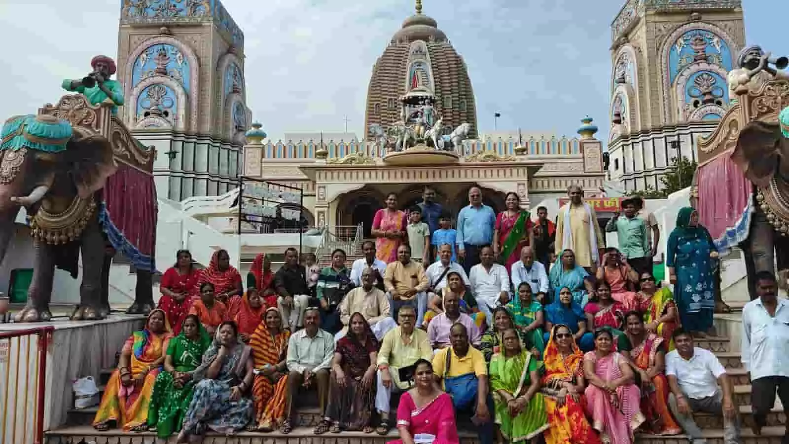 तस्वीर में एक भव्य मंदिर की सीढ़ियों पर बैठे अग्रवाल समाज के लोगों का समूह। तस्वीर में एक भव्य मंदिर की सीढ़ियों पर बैठे अग्रवाल समाज के लोगों का समूह।