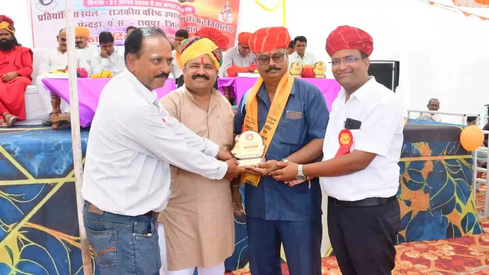 सेंदड़ा में आयोजित खेल प्रतियोगिता के दौरान अतिथियों द्वारा प्रतिभागी को स्मृति चिन्ह भेंट किया जा रहा है। सेंदड़ा में आयोजित खेल प्रतियोगिता के दौरान अतिथियों द्वारा प्रतिभागी को स्मृति चिन्ह भेंट किया जा रहा है।