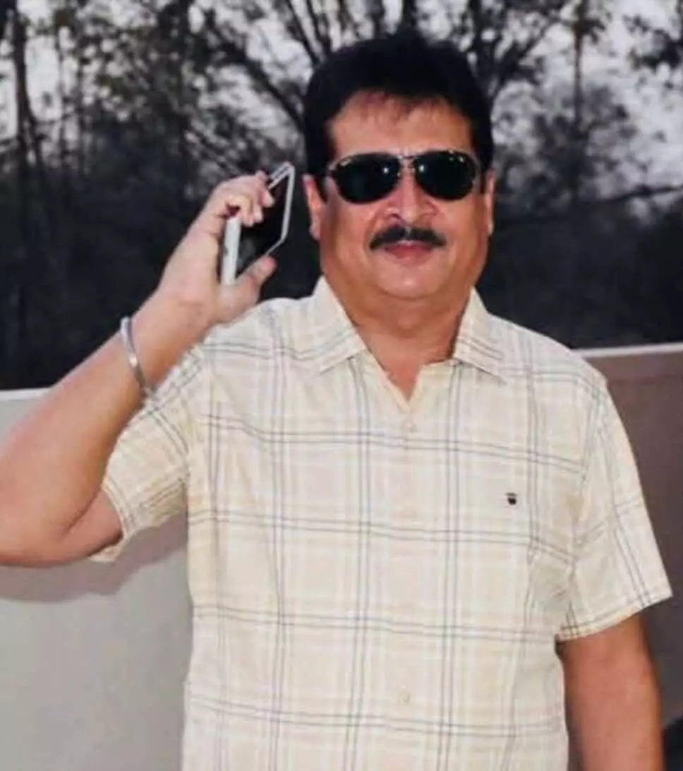 तस्वीर में कॉलोनाइजर विनोद अदलक्खा धूप का चश्मा पहनकर फोन पर बात कर रहे हैं। तस्वीर में कॉलोनाइजर विनोद अदलक्खा धूप का चश्मा पहनकर फोन पर बात कर रहे हैं।