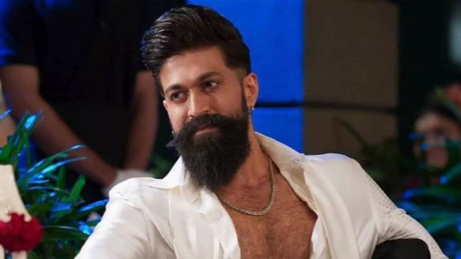 तस्वीर में अभिनेता यश सफेद शर्ट और चेन पहने हुए दिखाई दे रहे हैं। तस्वीर में अभिनेता यश सफेद शर्ट और चेन पहने हुए दिखाई दे रहे हैं।