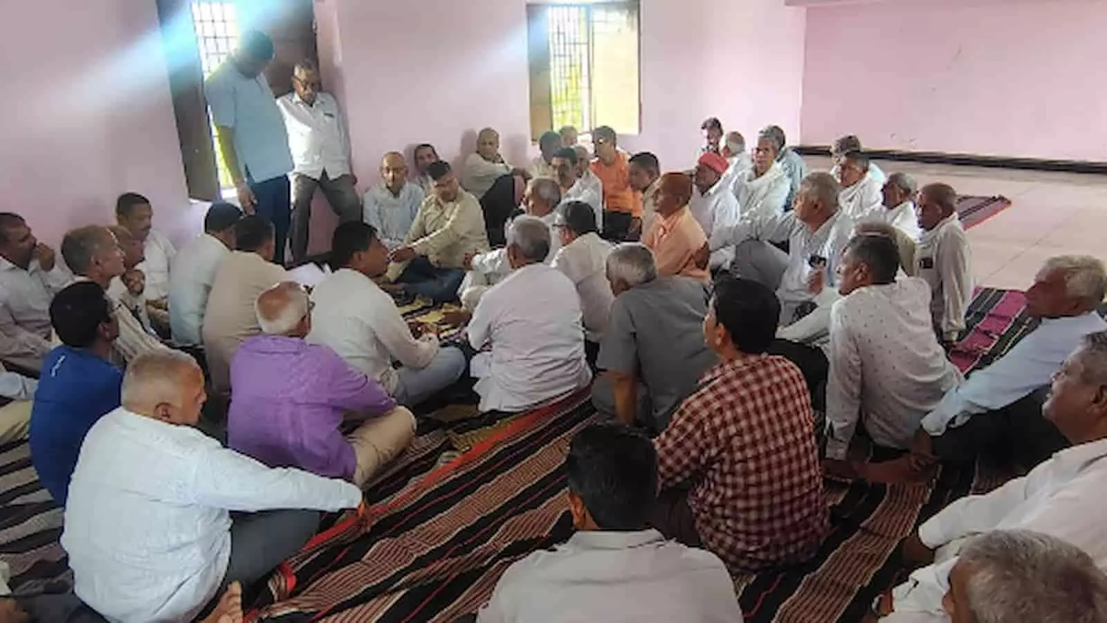 खेरवाड़ा के समाज भवन में पंचायती राज चुनाव को लेकर बैठक करते पटेल समाज के लोग। खेरवाड़ा के समाज भवन में पंचायती राज चुनाव को लेकर बैठक करते पटेल समाज के लोग।