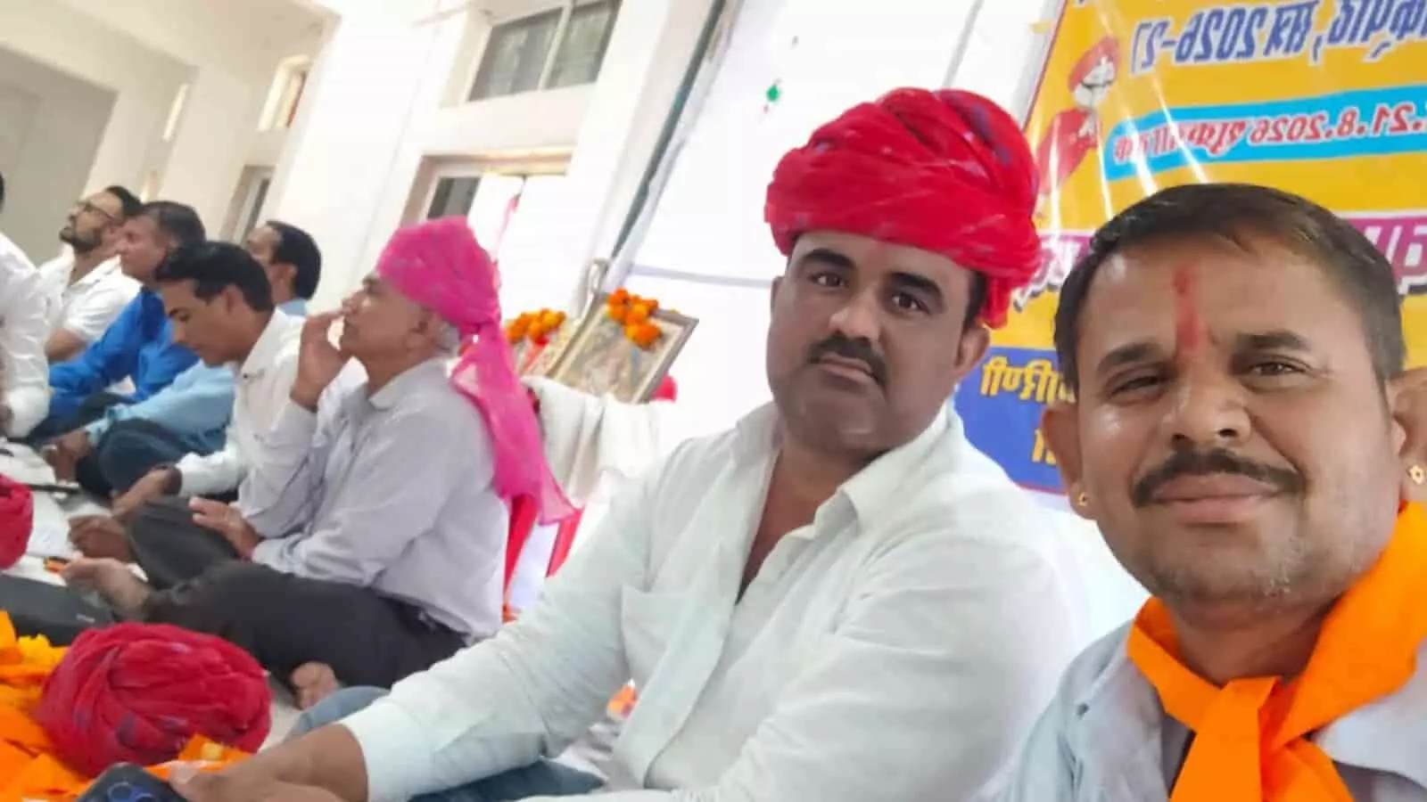 तस्वीर में बड़ी सादड़ी में वाकपीठ कार्यक्रम के दौरान बैठे हुए शिक्षक नजर आ रहे हैं। तस्वीर में बड़ी सादड़ी में वाकपीठ कार्यक्रम के दौरान बैठे हुए शिक्षक नजर आ रहे हैं।
