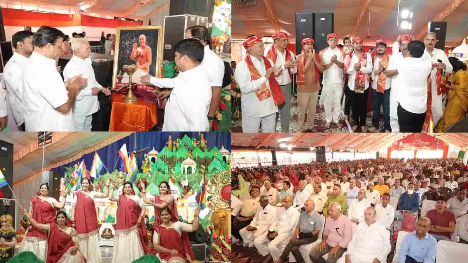 तस्वीर में पंडाल में बैठे हजारों लोग, दीप प्रज्वलित करते पुरुष और महिलाएं मौजूद हैं। तस्वीर में पंडाल में बैठे हजारों लोग, दीप प्रज्वलित करते पुरुष और महिलाएं मौजूद हैं।