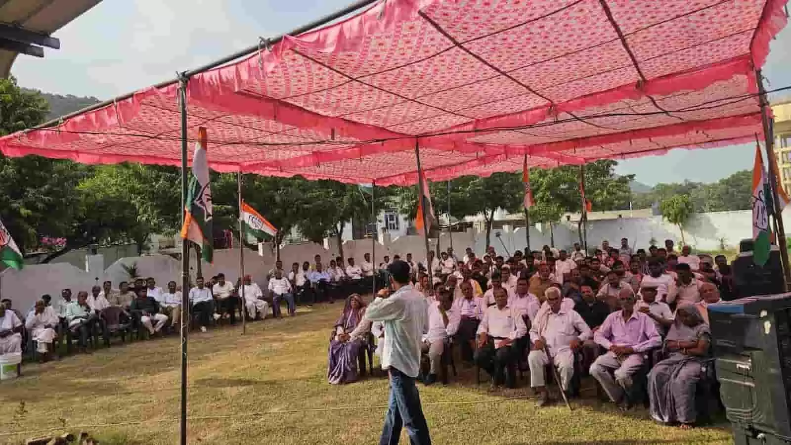 बौंली में तंबू के नीचे खुले मैदान में आयोजित कांग्रेस की बैठक में बैठे लोग। बौंली में तंबू के नीचे खुले मैदान में आयोजित कांग्रेस की बैठक में बैठे लोग।