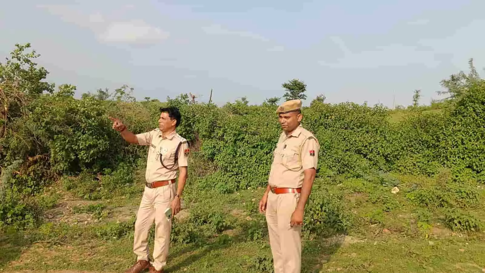 तस्वीर में अधिकारी प्रस्तावित जेल भूमि का निरीक्षण करते दिखाई दे रहे हैं। तस्वीर में अधिकारी प्रस्तावित जेल भूमि का निरीक्षण करते दिखाई दे रहे हैं।