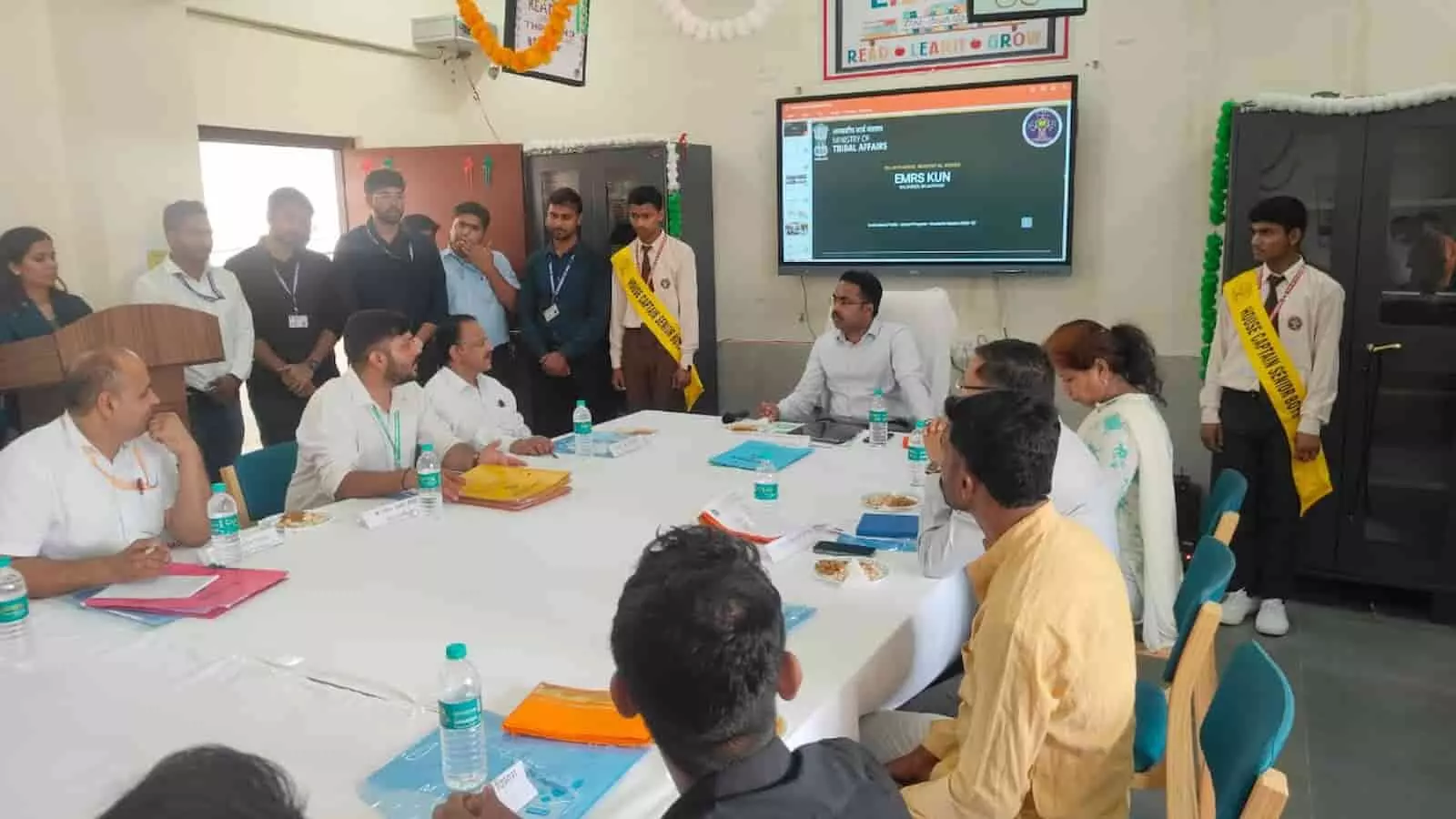 तस्वीर में कॉन्फ्रेंस टेबल पर बैठक करते अधिकारी सलूम्बर में प्रशासनिक समीक्षा के दौरान दिख रहे हैं। तस्वीर में कॉन्फ्रेंस टेबल पर बैठक करते अधिकारी सलूम्बर में प्रशासनिक समीक्षा के दौरान दिख रहे हैं।