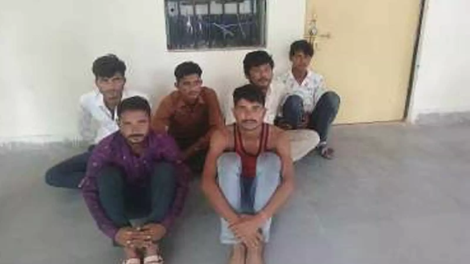 सवाई माधोपुर में पुलिस हिरासत के दौरान फर्श पर बैठे छह आरोपी संदिग्ध। सवाई माधोपुर में पुलिस हिरासत के दौरान फर्श पर बैठे छह आरोपी संदिग्ध।