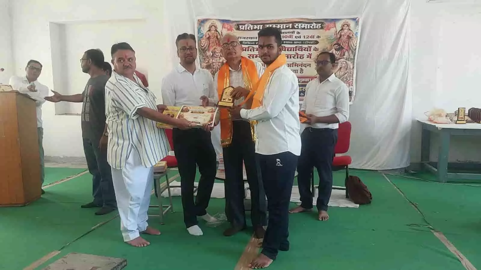 तस्वीर में आमेट के विद्यालय में अतिथियों द्वारा छात्र को सम्मानित किया जा रहा है। तस्वीर में आमेट के विद्यालय में अतिथियों द्वारा छात्र को सम्मानित किया जा रहा है।