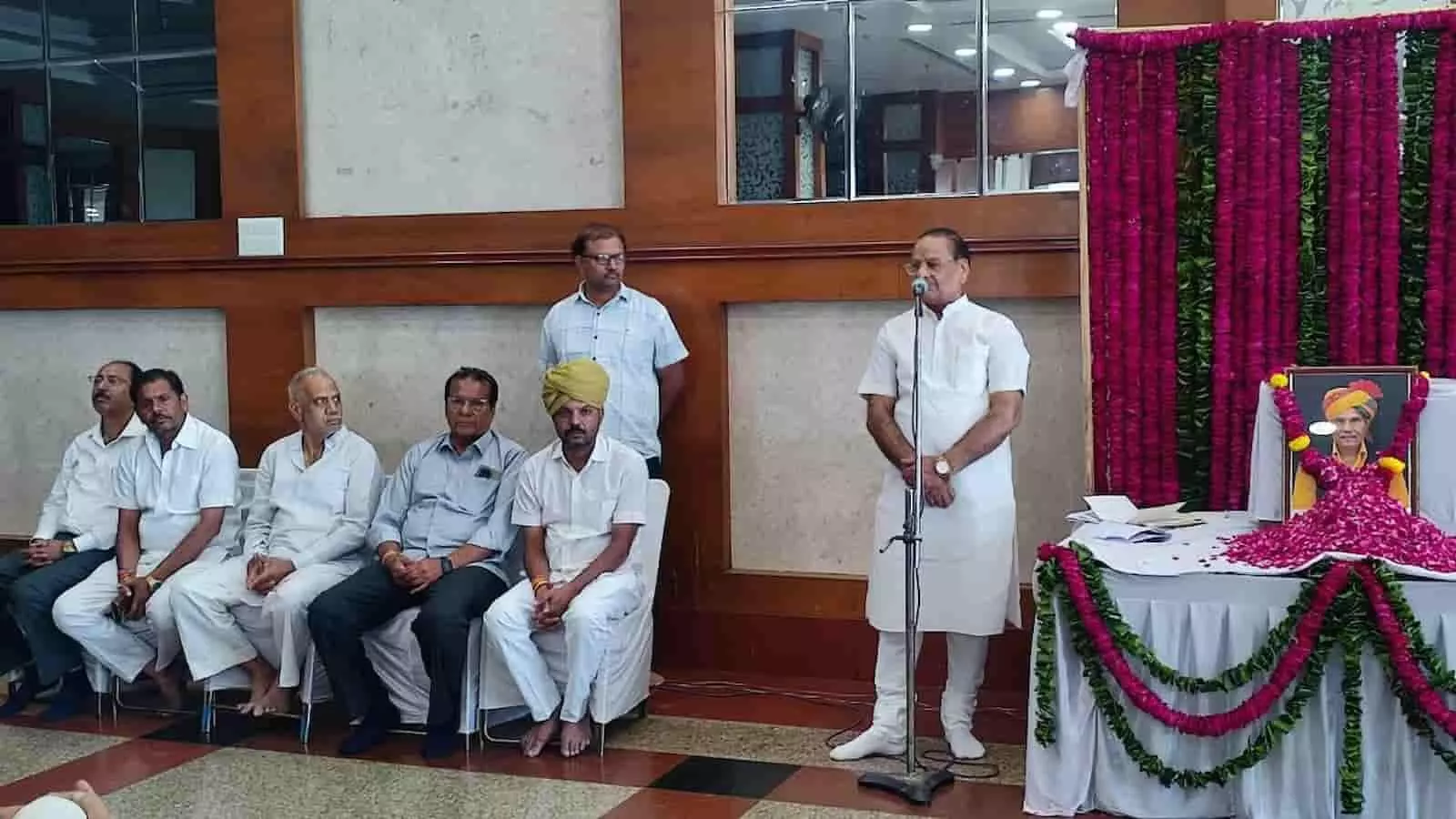 तस्वीर में कोटा के माहेश्वरी भवन में आयोजित श्रद्धांजलि सभा के दौरान वक्ता और उपस्थित नागरिक दिख रहे हैं। तस्वीर में कोटा के माहेश्वरी भवन में आयोजित श्रद्धांजलि सभा के दौरान वक्ता और उपस्थित नागरिक दिख रहे हैं।