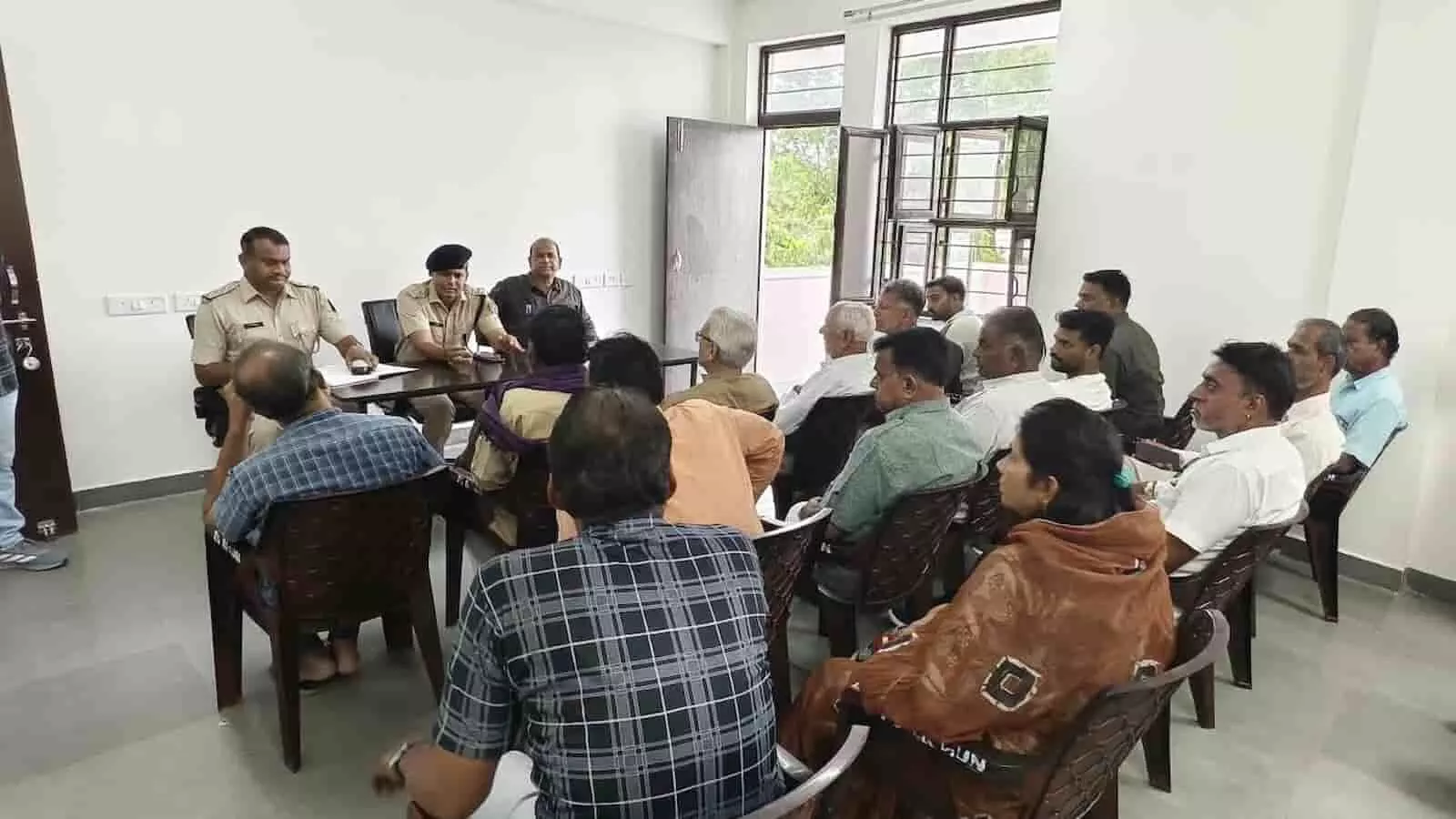 बैठक कक्ष में पुलिस अधिकारियों और नागरिकों की उपस्थिति में चल रही सीएलजी सदस्यों की बैठक। बैठक कक्ष में पुलिस अधिकारियों और नागरिकों की उपस्थिति में चल रही सीएलजी सदस्यों की बैठक।