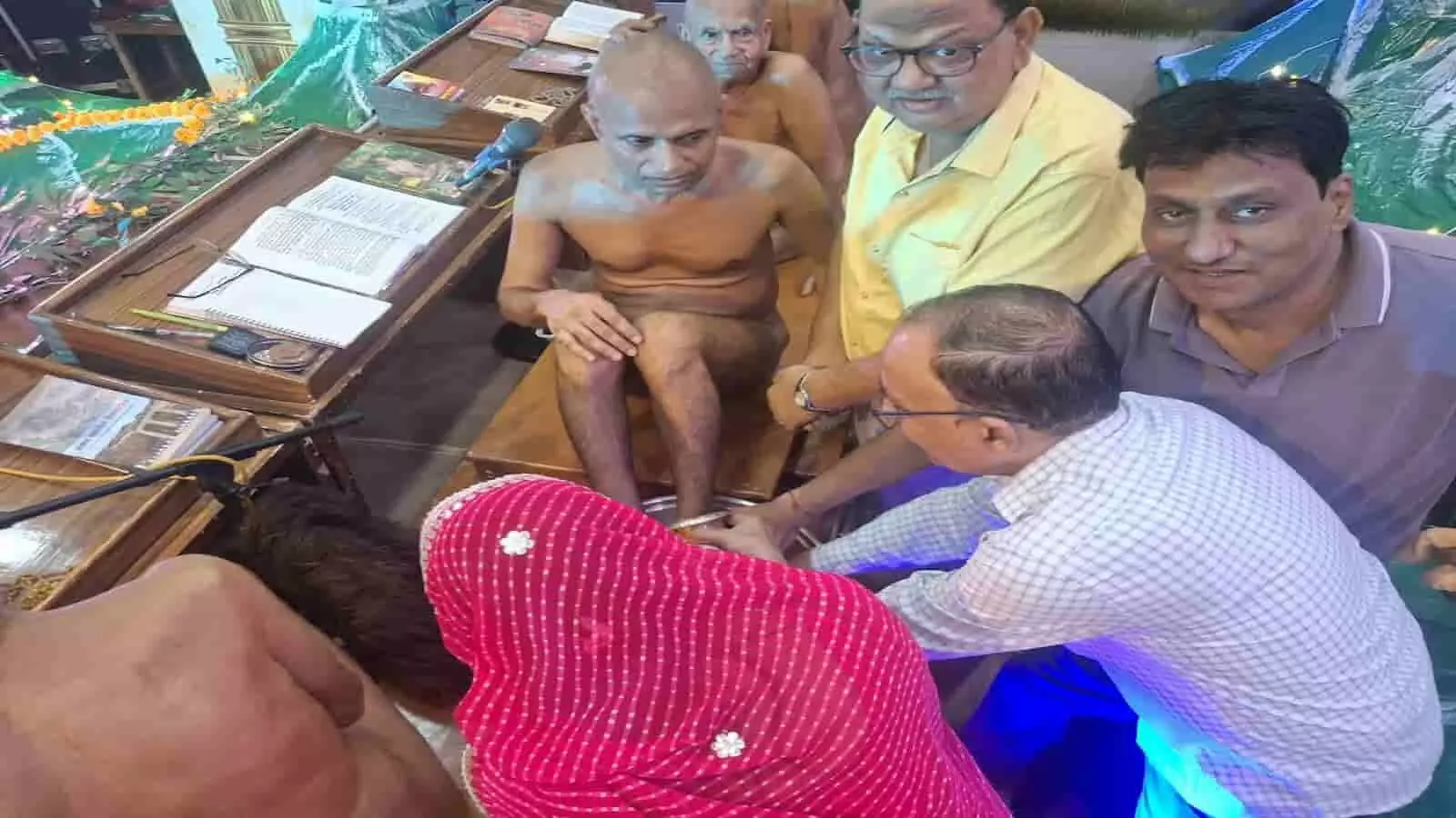 धर्मसभा के दौरान मुनिश्री विवर्धनसागर जी महाराज के पाद प्रक्षालन करते हुए श्रद्धालु। धर्मसभा के दौरान मुनिश्री विवर्धनसागर जी महाराज के पाद प्रक्षालन करते हुए श्रद्धालु।