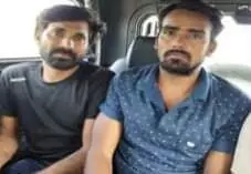तस्वीर में वाहन के अंदर बैठे हुए डंपर चोरी के मामले में गिरफ्तार दोनों आरोपी नजर आ रहे हैं। तस्वीर में वाहन के अंदर बैठे हुए डंपर चोरी के मामले में गिरफ्तार दोनों आरोपी नजर आ रहे हैं।