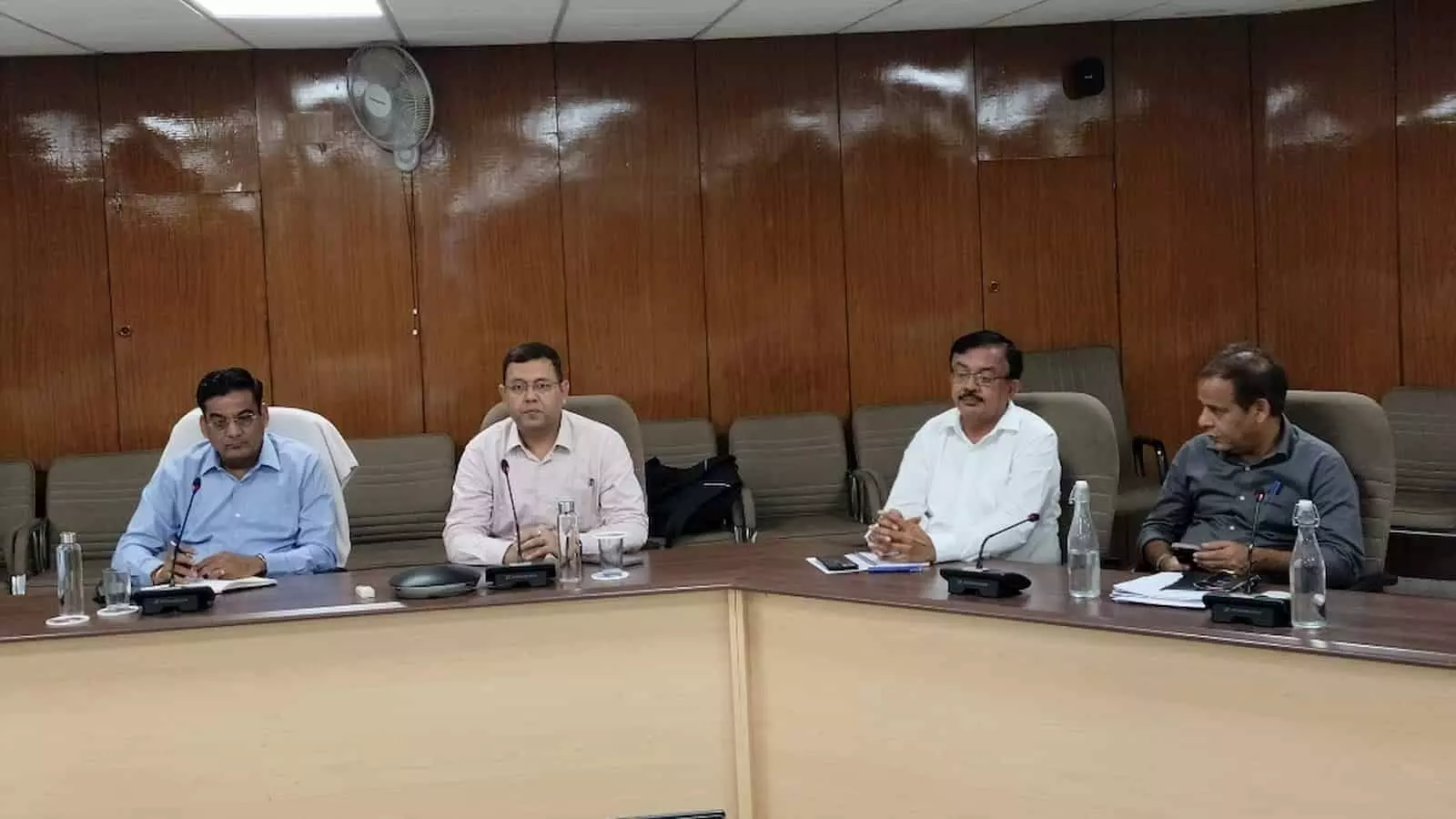 कृषि आयुक्त नरेश कुमार गोयल और अधिकारी जयपुर आयुक्तालय में एआई प्रशिक्षण बैठक में बैठे हैं। कृषि आयुक्त नरेश कुमार गोयल और अधिकारी जयपुर आयुक्तालय में एआई प्रशिक्षण बैठक में बैठे हैं।