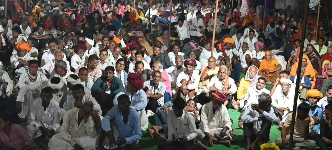 बड़ाखेड़ा मेला मैदान में रात्रि जागरण के दौरान बैठे हुए श्रद्धालु। बड़ाखेड़ा मेला मैदान में रात्रि जागरण के दौरान बैठे हुए श्रद्धालु।