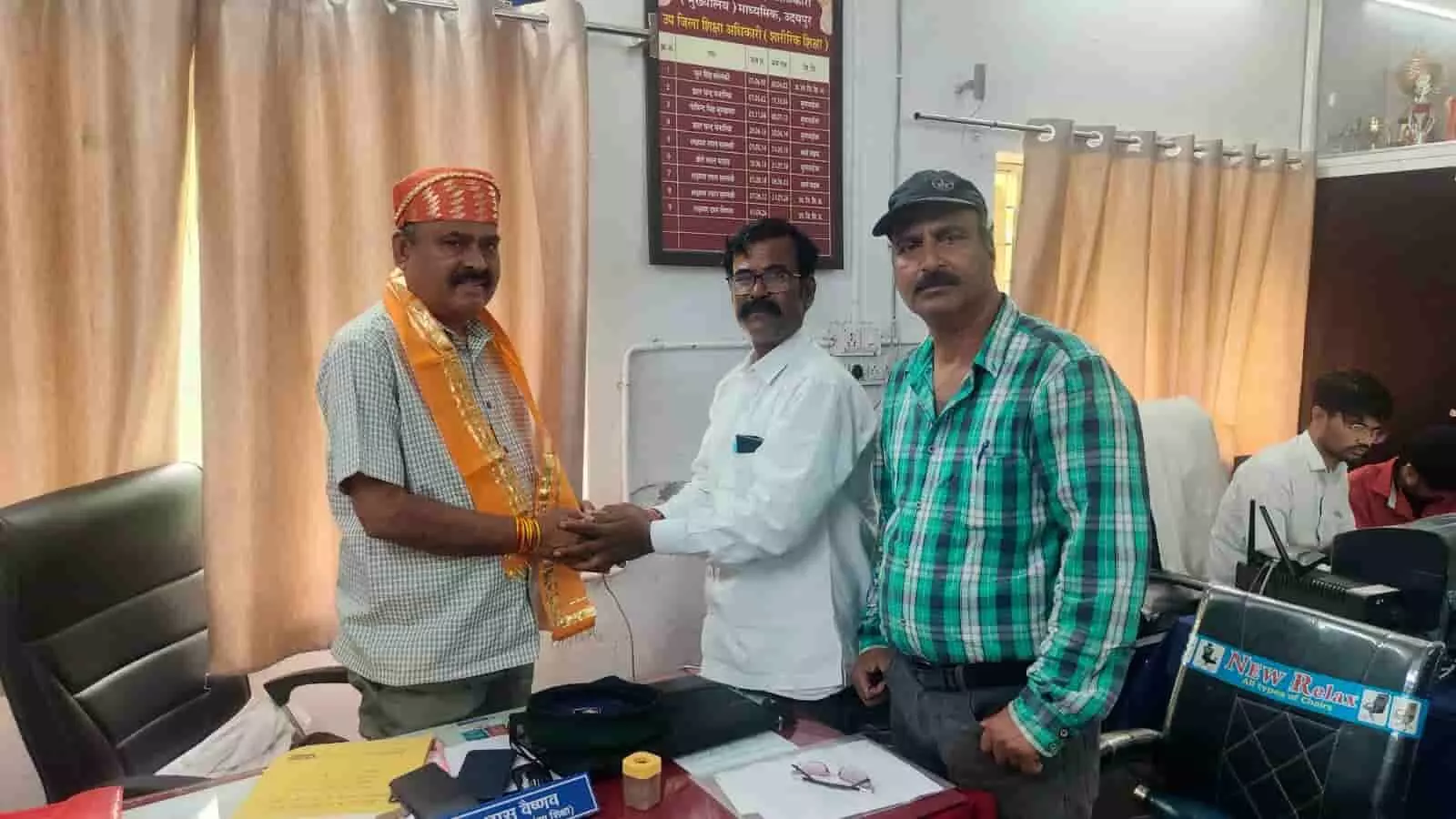 तस्वीर में लक्ष्मणदास वैष्णव का उदयपुर में प्रतिनिधिमंडल द्वारा सम्मान दिख रहा है। तस्वीर में लक्ष्मणदास वैष्णव का उदयपुर में प्रतिनिधिमंडल द्वारा सम्मान दिख रहा है।