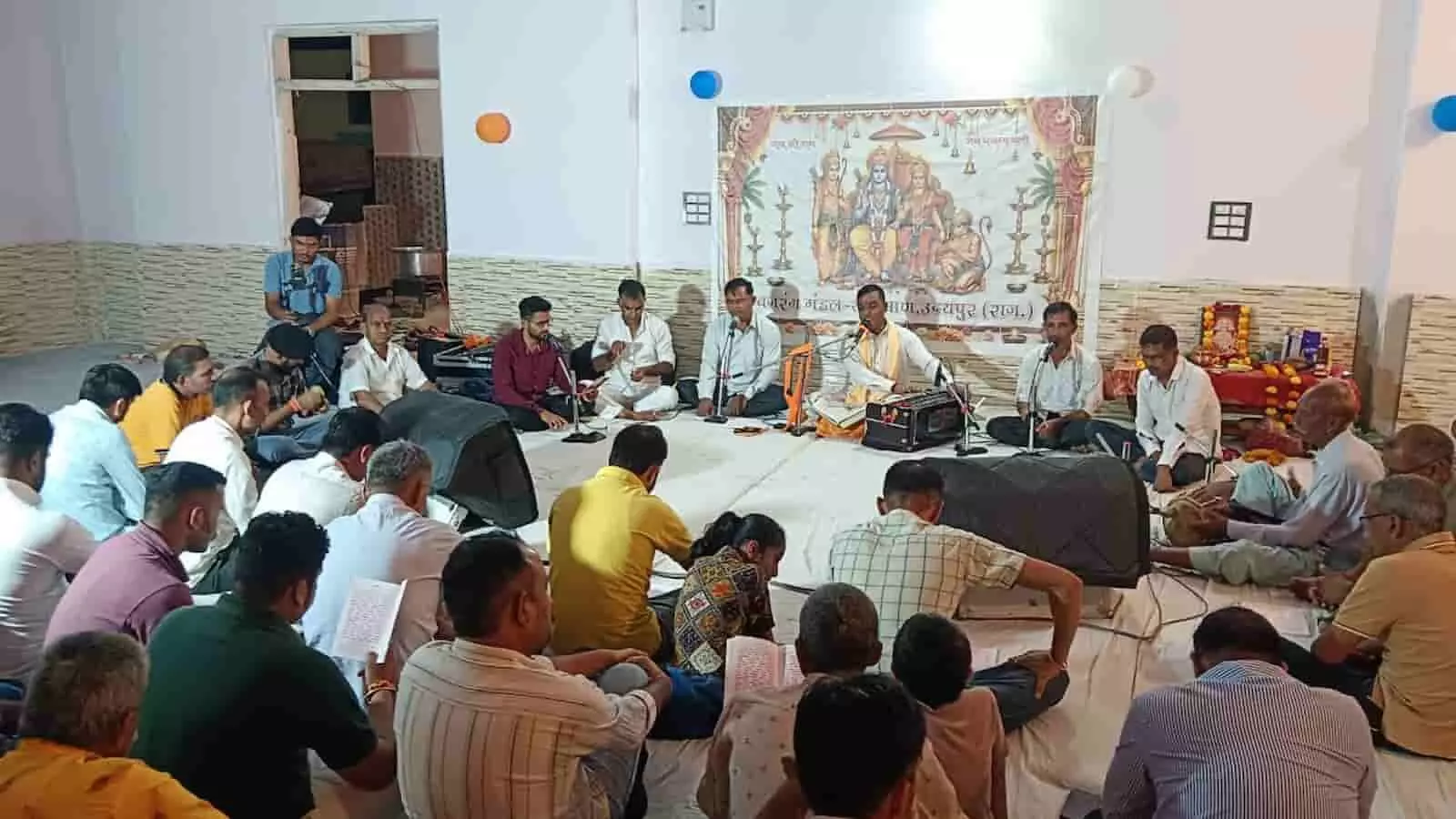 खेरोदा की कल्याण वाटिका में संगीतमय सुंदरकांड पाठ के दौरान बैठे श्रद्धालु और भजन गायक। खेरोदा की कल्याण वाटिका में संगीतमय सुंदरकांड पाठ के दौरान बैठे श्रद्धालु और भजन गायक।