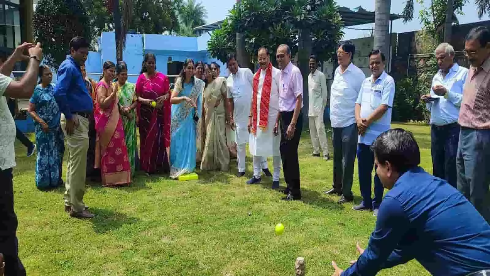 कोटा में वरिष्ठ नागरिकों के स्नेह मिलन समारोह के दौरान मैदान में मौजूद लोग और खेल की गतिविधि। कोटा में वरिष्ठ नागरिकों के स्नेह मिलन समारोह के दौरान मैदान में मौजूद लोग और खेल की गतिविधि।