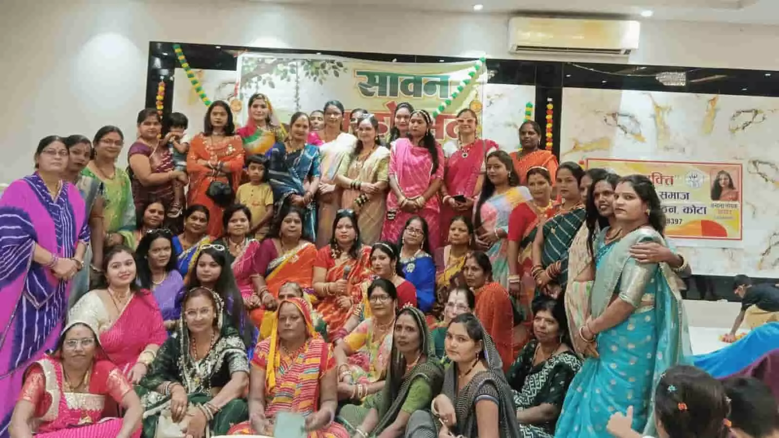पारंपरिक परिधानों में सजी महिलाएं कोटा के तलवंडी में सावन महोत्सव के दौरान समूह में नजर आ रही हैं। पारंपरिक परिधानों में सजी महिलाएं कोटा के तलवंडी में सावन महोत्सव के दौरान समूह में नजर आ रही हैं।