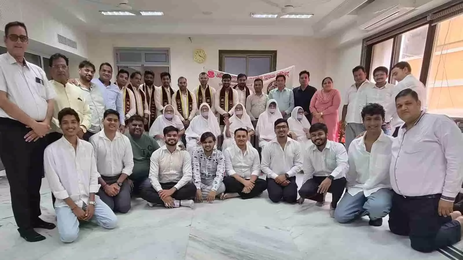 साध्वीवृंद और अभातेयुप पदाधिकारियों के साथ तेयुप दक्षिण मुंबई के सदस्य महाप्रज्ञ पब्लिक स्कूल में नजर आ रहे हैं। साध्वीवृंद और अभातेयुप पदाधिकारियों के साथ तेयुप दक्षिण मुंबई के सदस्य महाप्रज्ञ पब्लिक स्कूल में नजर आ रहे हैं।