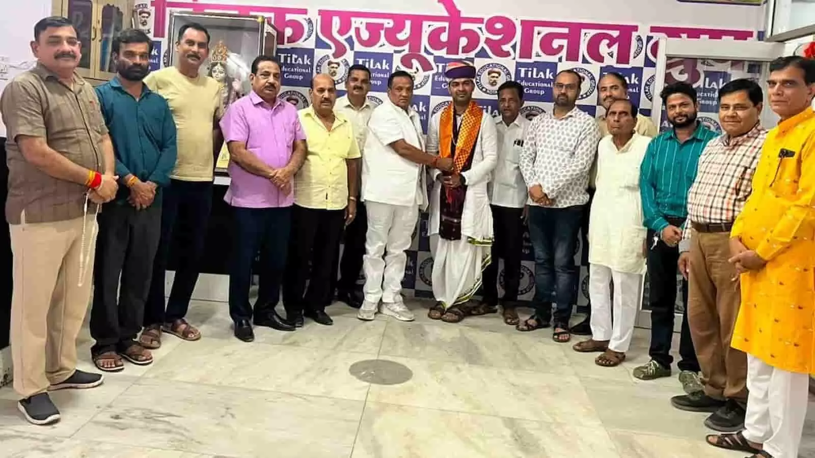 तस्वीर में कोटा के एक सभागार में गुर्जर गौड़ महासभा की बैठक में मौजूद समाज के पदाधिकारी। तस्वीर में कोटा के एक सभागार में गुर्जर गौड़ महासभा की बैठक में मौजूद समाज के पदाधिकारी।