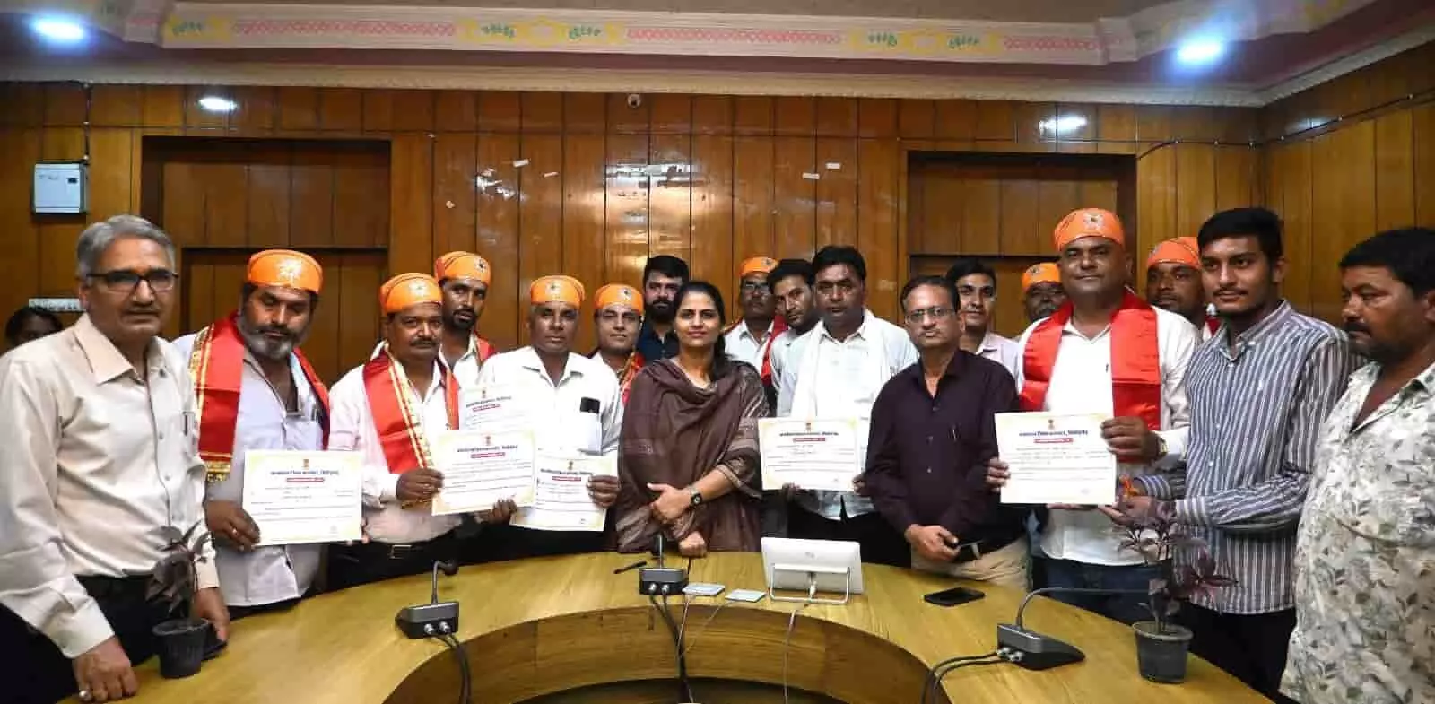 तस्वीर में चित्तौड़गढ़ में जिला कलक्टर और अधिकारियों के साथ राजकीय विद्यालयों के विकास में सहयोग करने वाले भामाशाह दिख रहे हैं। तस्वीर में चित्तौड़गढ़ में जिला कलक्टर और अधिकारियों के साथ राजकीय विद्यालयों के विकास में सहयोग करने वाले भामाशाह दिख रहे हैं।