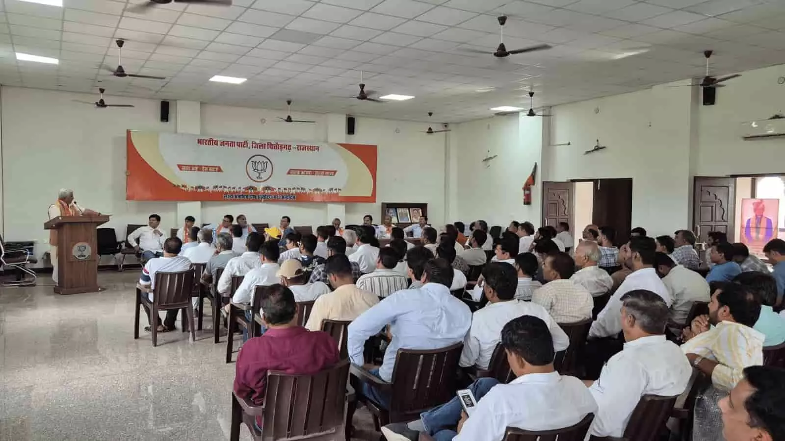 ओछड़ी स्थित भाजपा कार्यालय में नगर परिषद चुनाव बैठक के दौरान बैठे पार्टी कार्यकर्ता और वक्ता। ओछड़ी स्थित भाजपा कार्यालय में नगर परिषद चुनाव बैठक के दौरान बैठे पार्टी कार्यकर्ता और वक्ता।